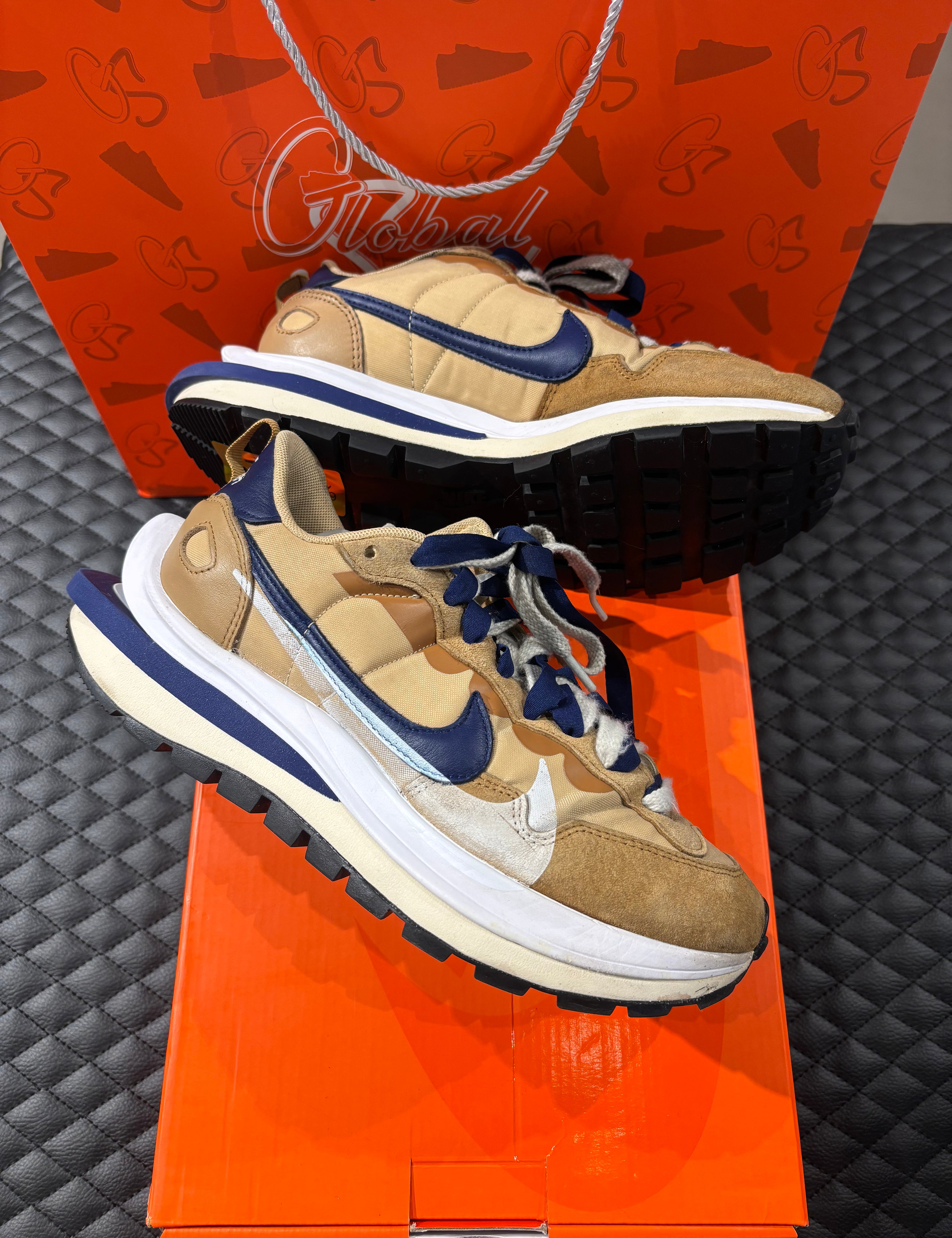 10, mélange de mesh, suede et cuir, coloris sésame et bleu profond, sneaker avec boîte.