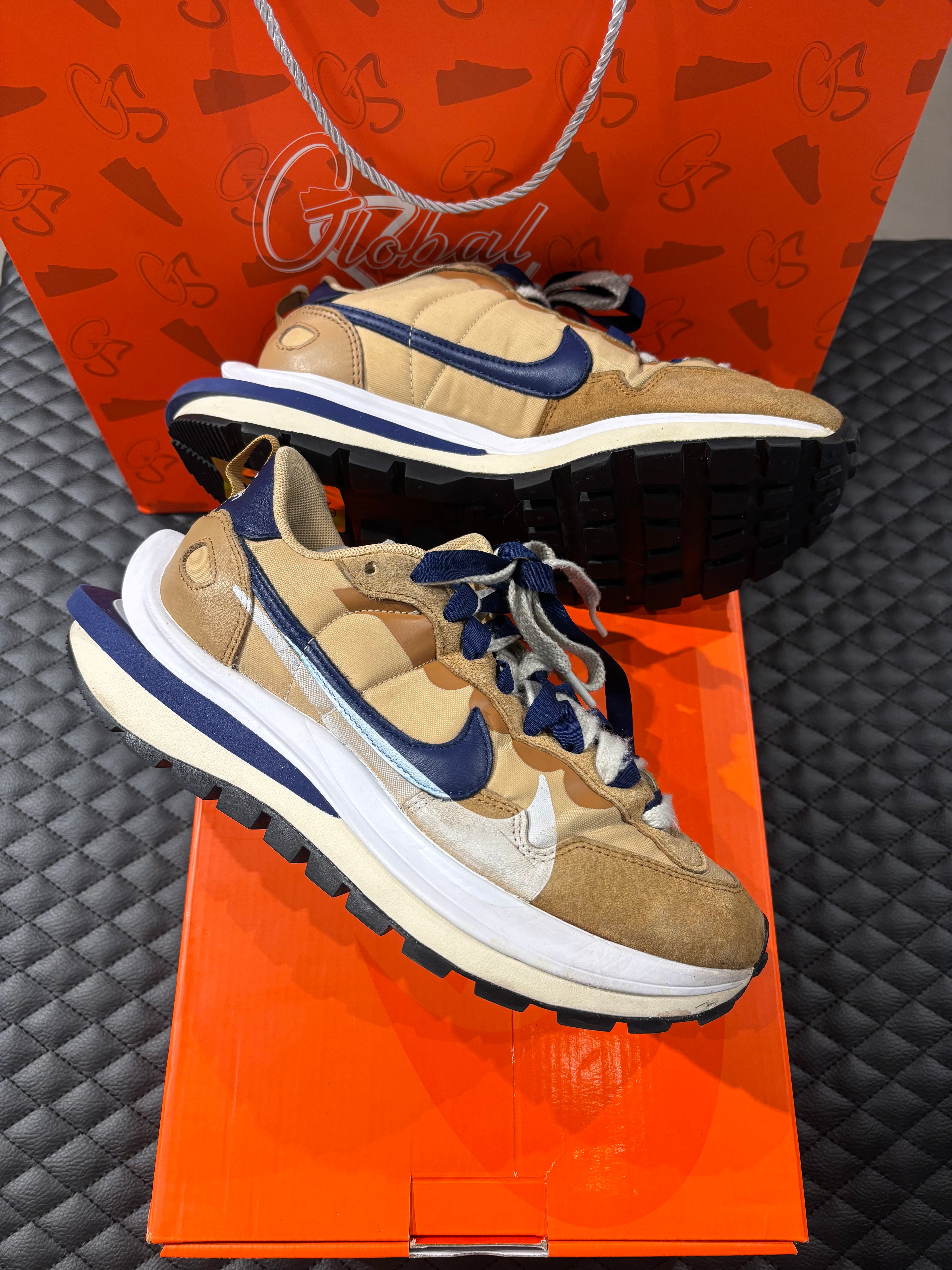 Nike Vaporwaffle Sacai Sesame Blue Void d’occasion en état 8/10, mélange de mesh, suede et cuir, coloris sésame et bleu profond, sneaker avec boîte.