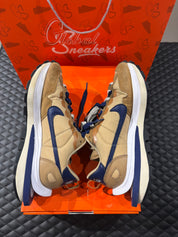 Nike Vaporwaffle Sacai Sesame Blue Void d’occasion en état 8/10, mélange de mesh, suede et cuir, coloris sésame et bleu profond, sneaker avec boîte.