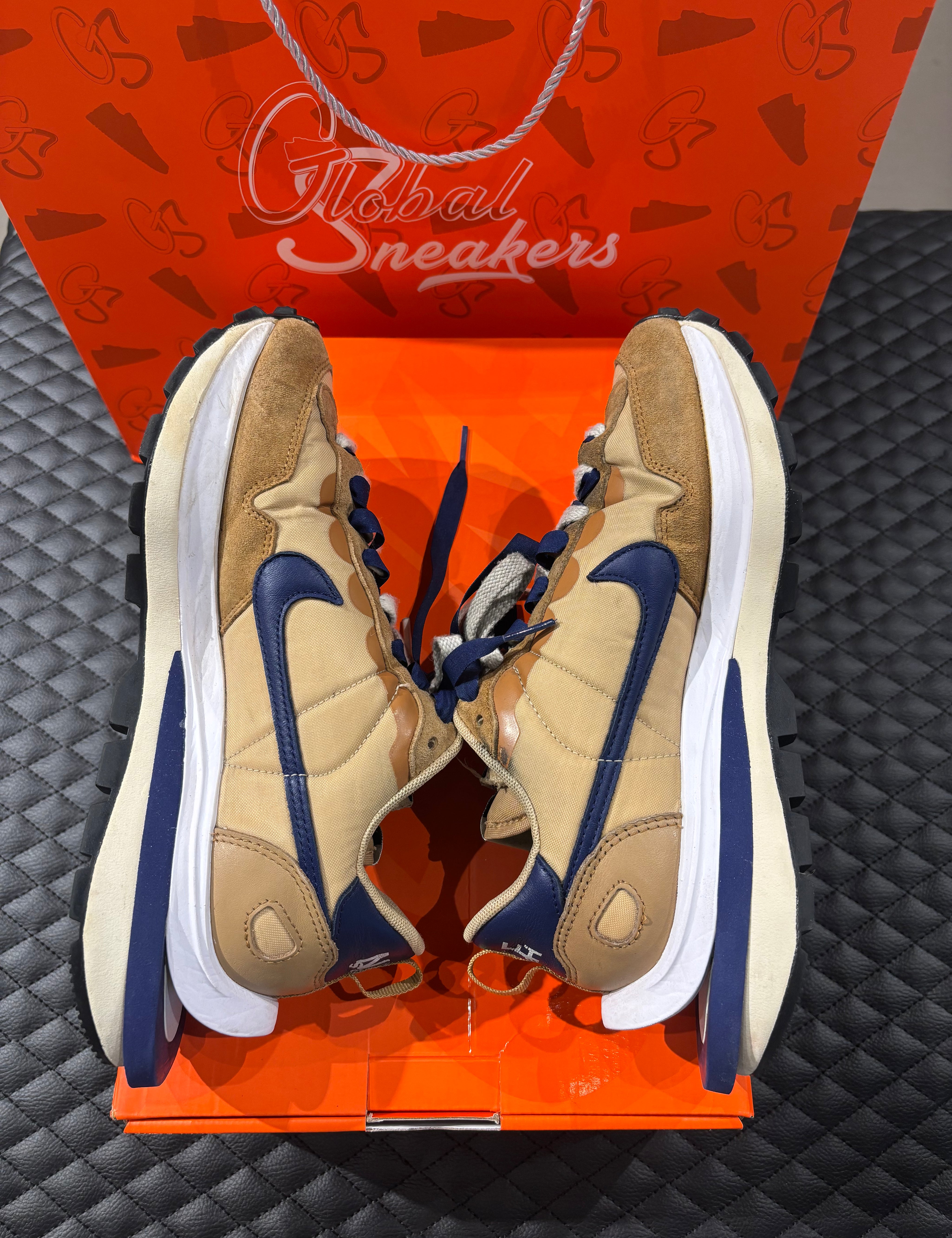 10, mélange de mesh, suede et cuir, coloris sésame et bleu profond, sneaker avec boîte.