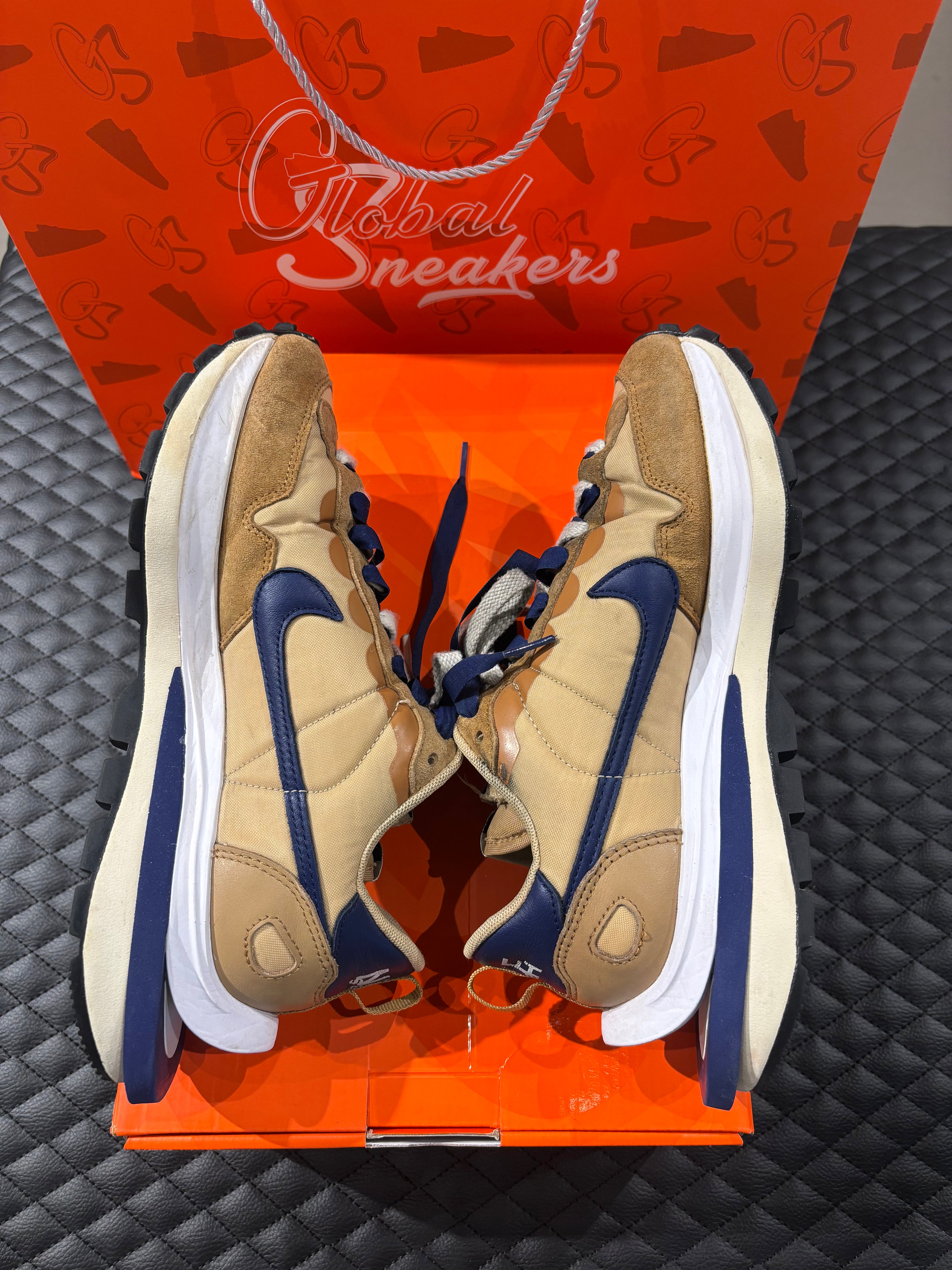 Nike Vaporwaffle Sacai Sesame Blue Void d’occasion en état 8/10, mélange de mesh, suede et cuir, coloris sésame et bleu profond, sneaker avec boîte.