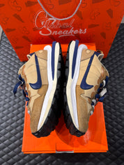 Nike Vaporwaffle Sacai Sesame Blue Void d’occasion en état 8/10, mélange de mesh, suede et cuir, coloris sésame et bleu profond, sneaker avec boîte.