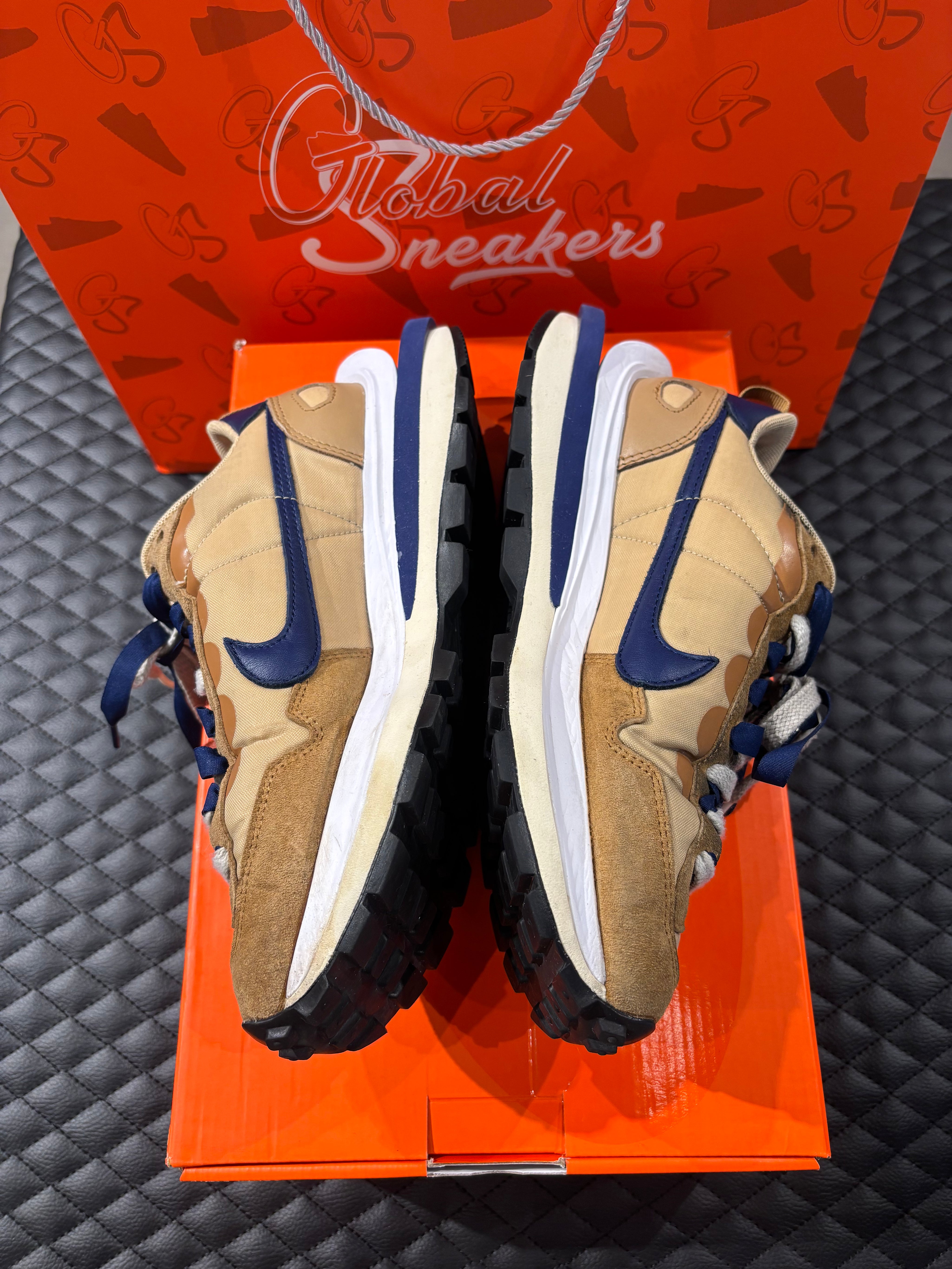 Nike Vaporwaffle Sacai Sesame Blue Void d’occasion en état 8/10, mélange de mesh, suede et cuir, coloris sésame et bleu profond, sneaker avec boîte.