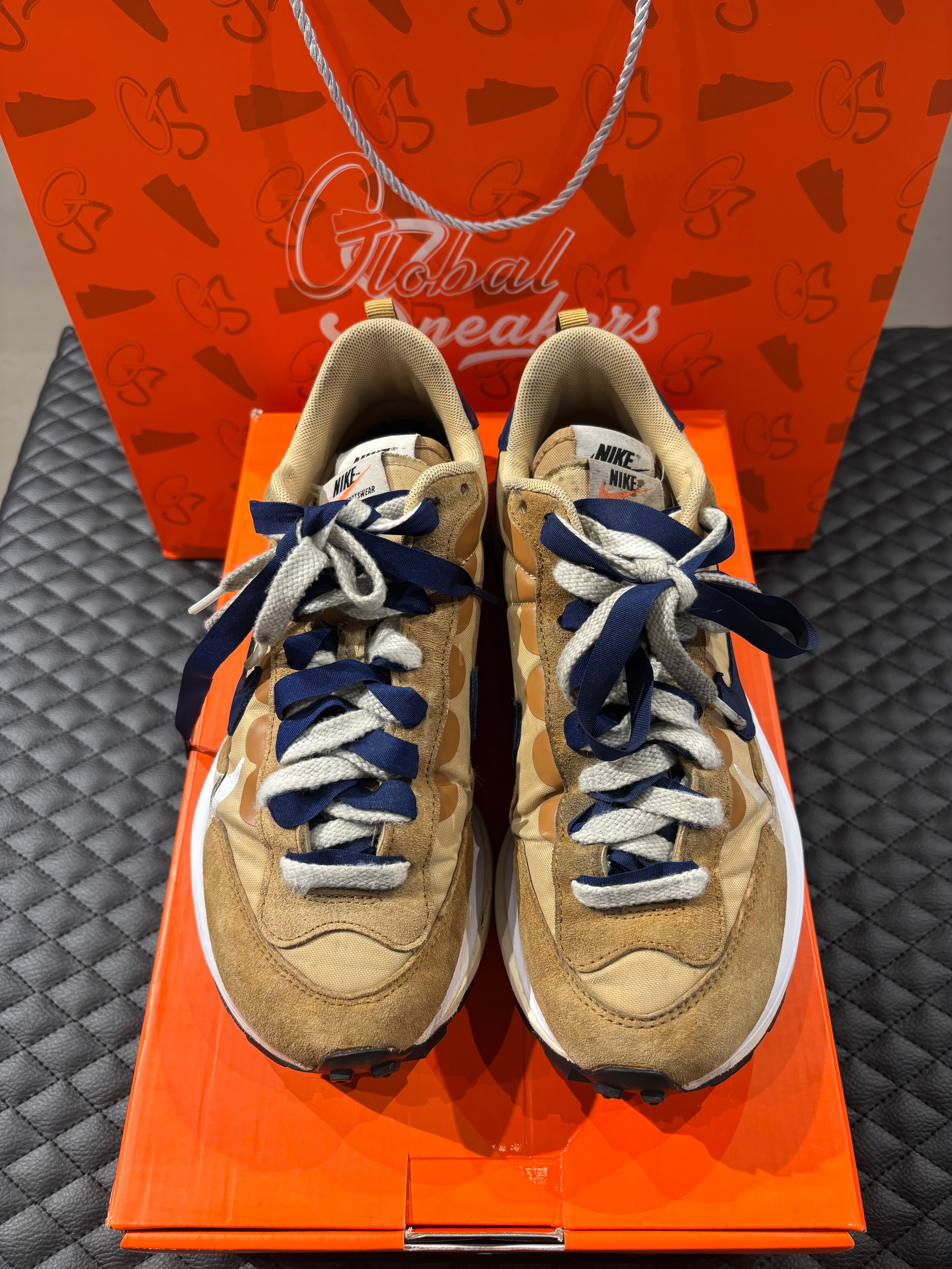 Nike Vaporwaffle Sacai Sesame Blue Void d’occasion en état 8/10, mélange de mesh, suede et cuir, coloris sésame et bleu profond, sneaker avec boîte.