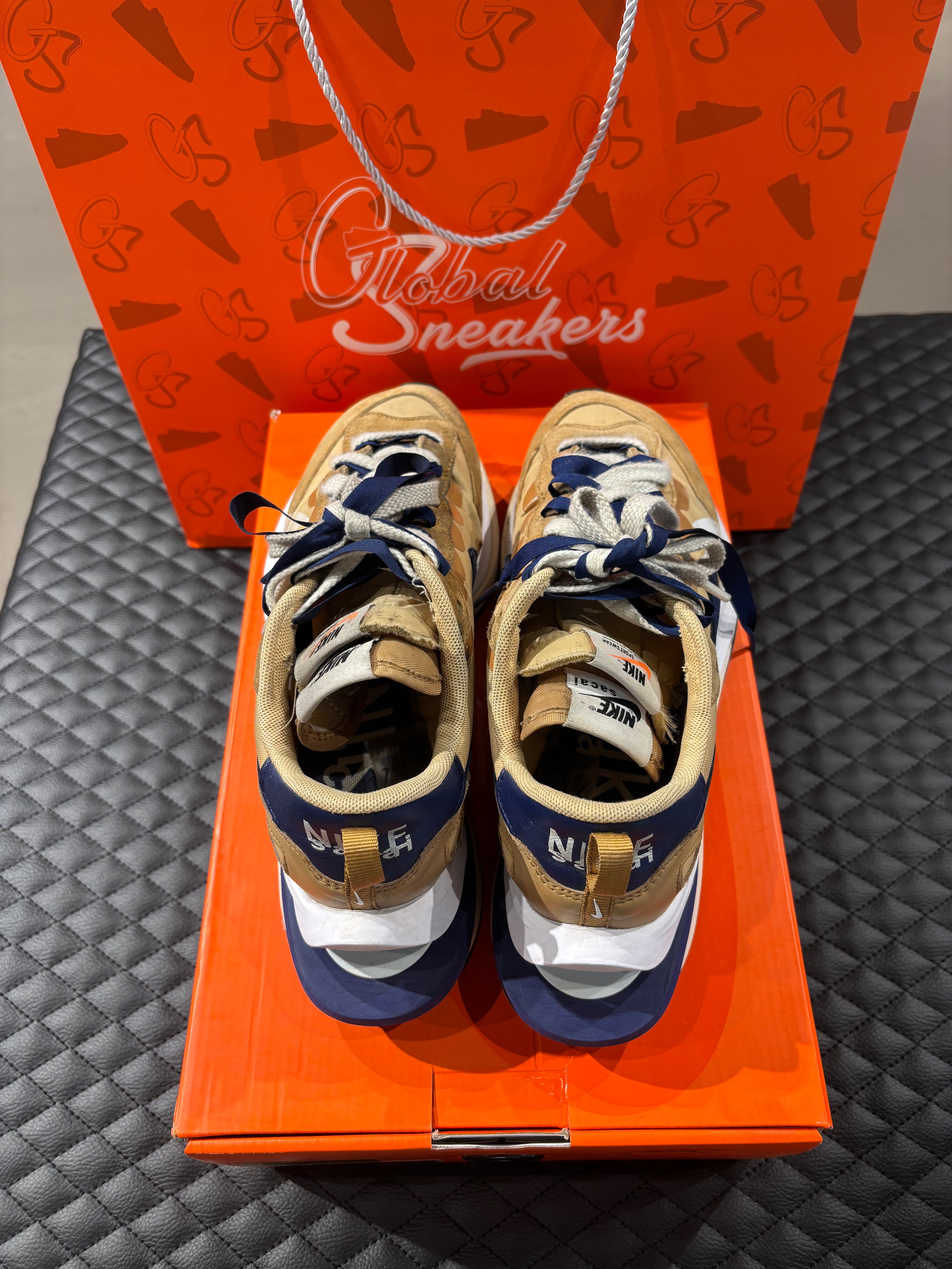 Nike Vaporwaffle Sacai Sesame Blue Void d’occasion en état 8/10, mélange de mesh, suede et cuir, coloris sésame et bleu profond, sneaker avec boîte.