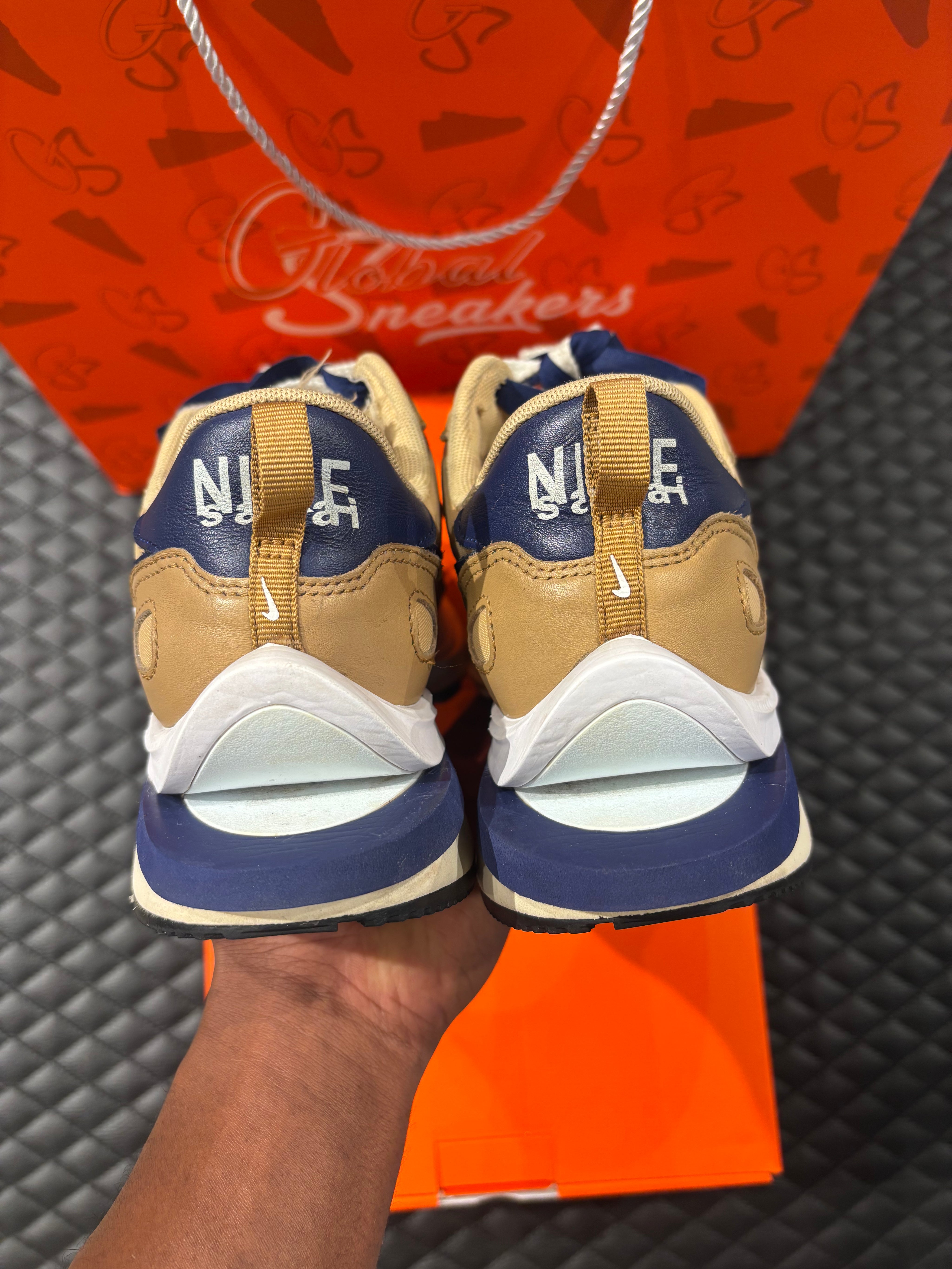 Nike Vaporwaffle Sacai Sesame Blue Void d’occasion en état 8/10, mélange de mesh, suede et cuir, coloris sésame et bleu profond, sneaker avec boîte.