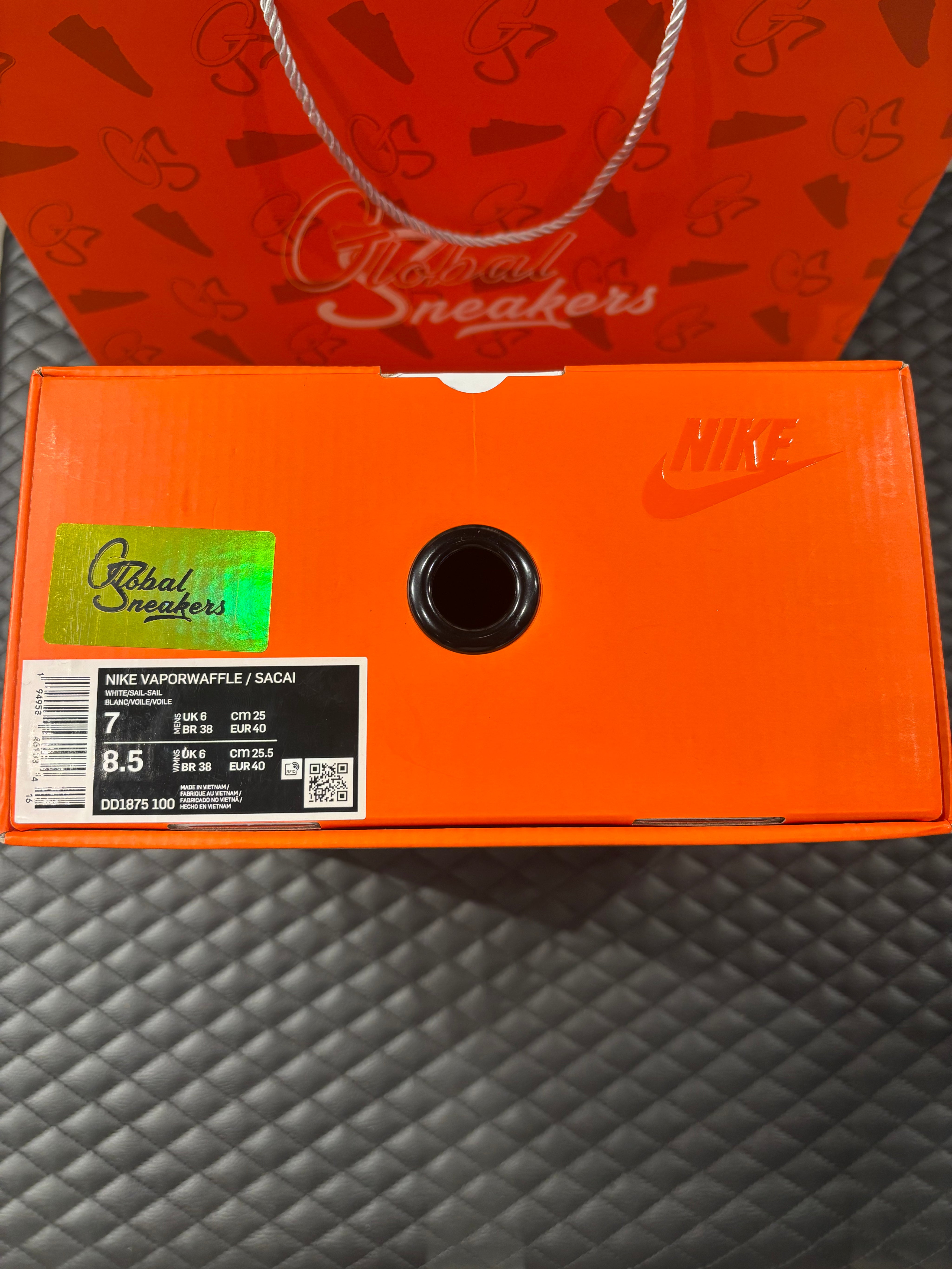 Nike Vaporwaffle Sacai Sesame Blue Void d’occasion en état 8/10, mélange de mesh, suede et cuir, coloris sésame et bleu profond, sneaker avec boîte.