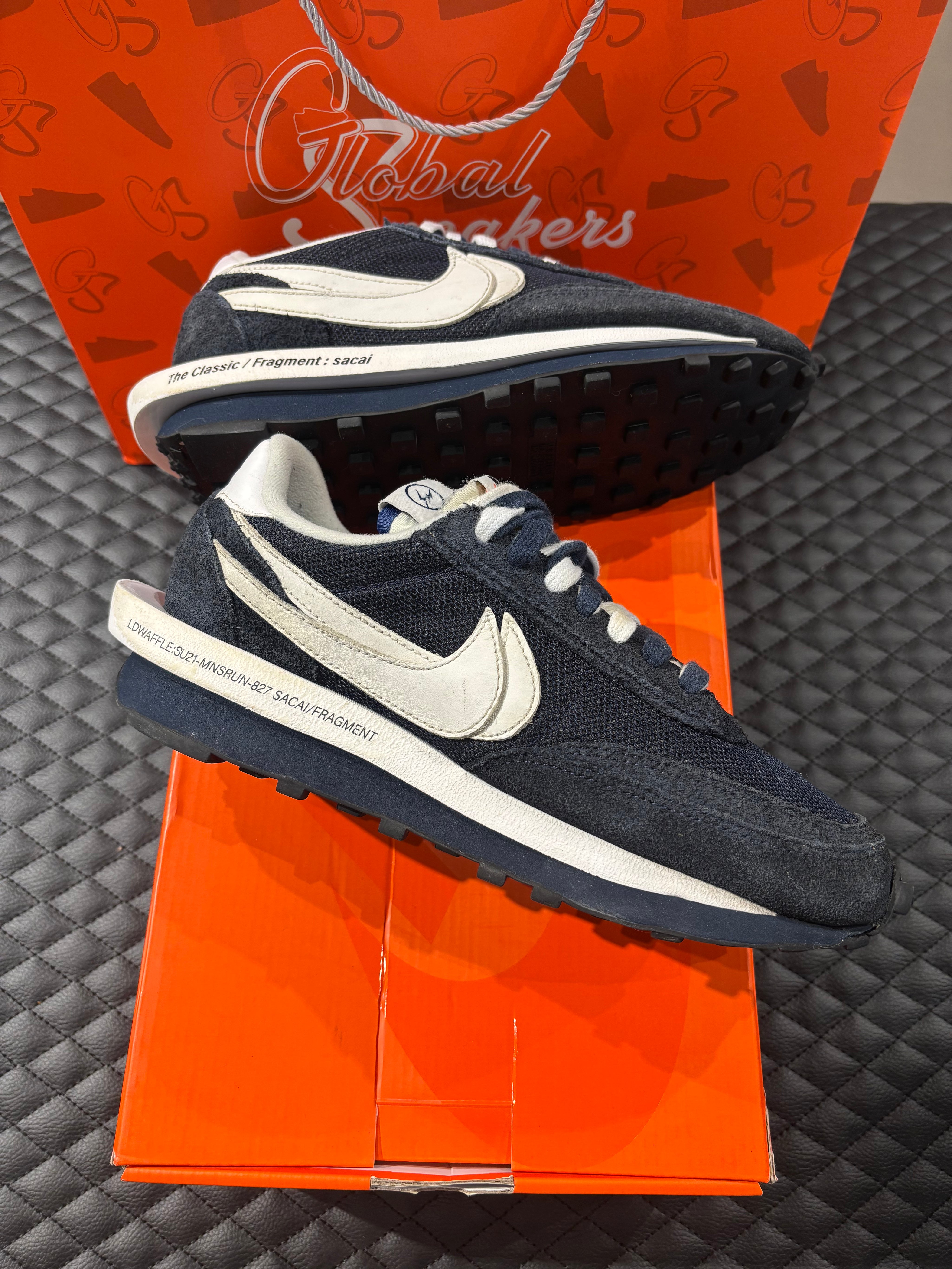 Nike LD Waffle SF Sacai Fragment d’occasion, coloris bleu, matériaux mesh, suede et cuir superposé, sneaker en bon état général.