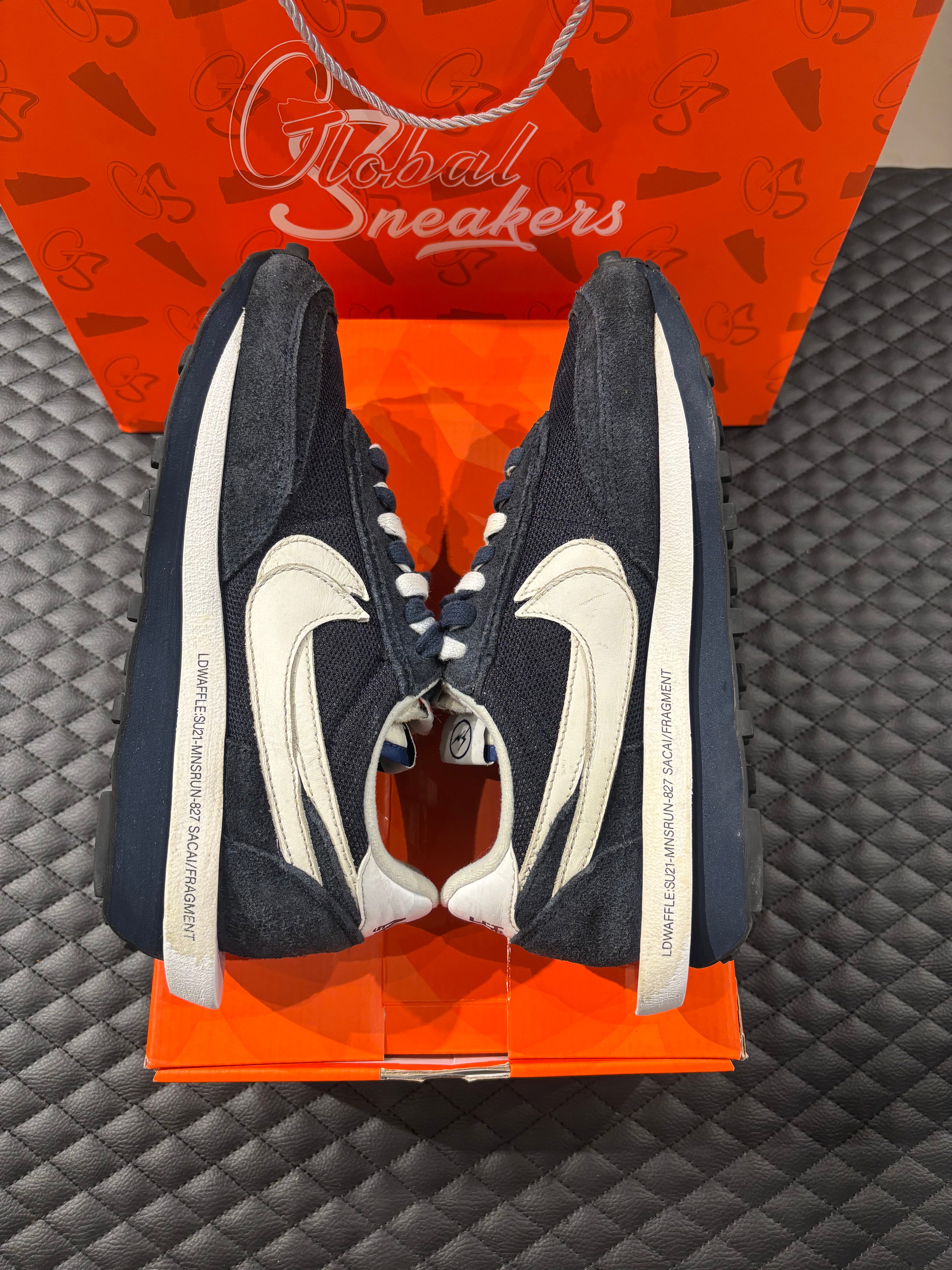 Nike LD Waffle SF Sacai Fragment d’occasion, coloris bleu, matériaux mesh, suede et cuir superposé, sneaker en bon état général.