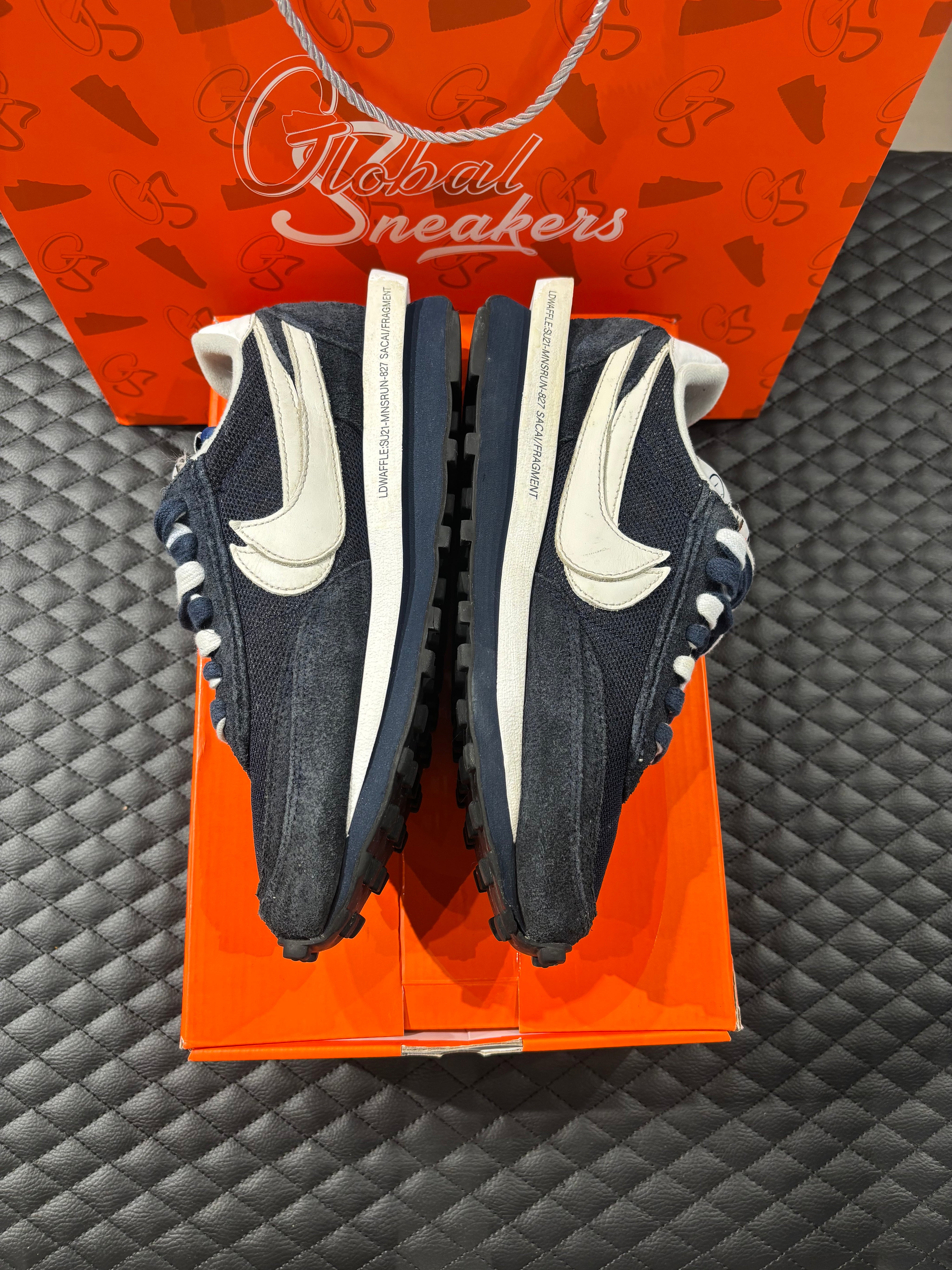 Nike LD Waffle SF Sacai Fragment d’occasion, coloris bleu, matériaux mesh, suede et cuir superposé, sneaker en bon état général.