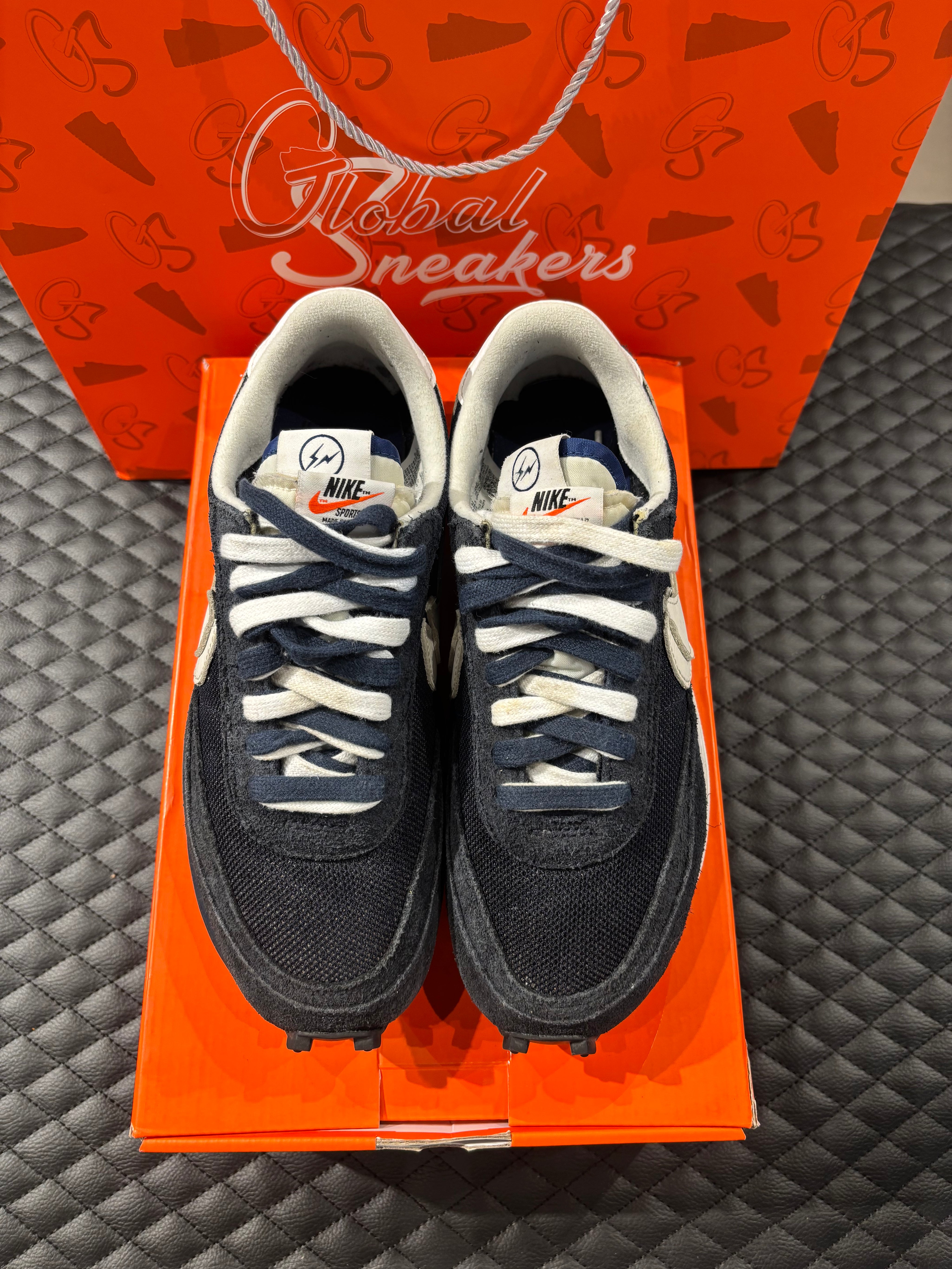 Nike LD Waffle SF Sacai Fragment d’occasion, coloris bleu, matériaux mesh, suede et cuir superposé, sneaker en bon état général.