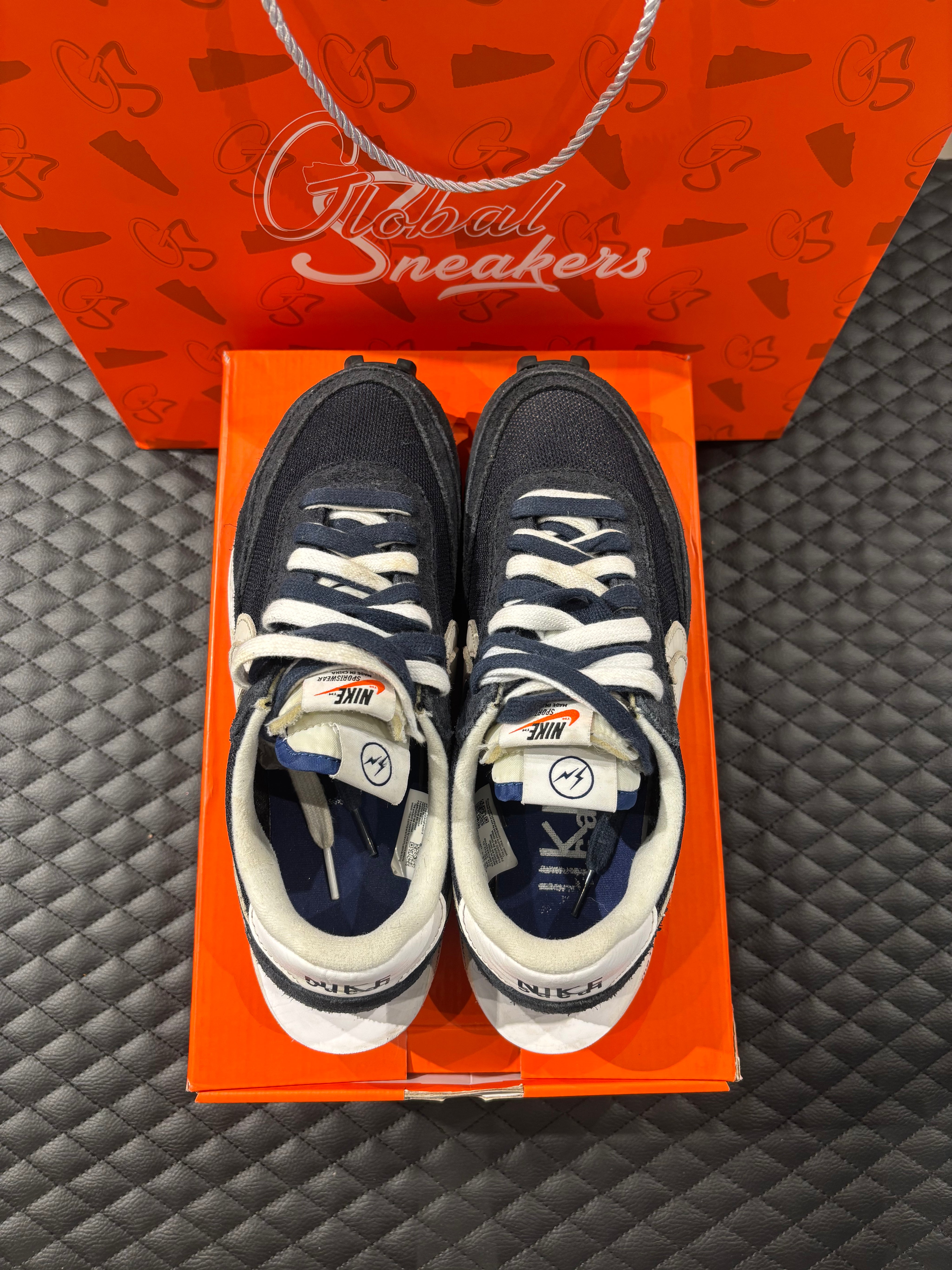 Nike LD Waffle SF Sacai Fragment d’occasion, coloris bleu, matériaux mesh, suede et cuir superposé, sneaker en bon état général.