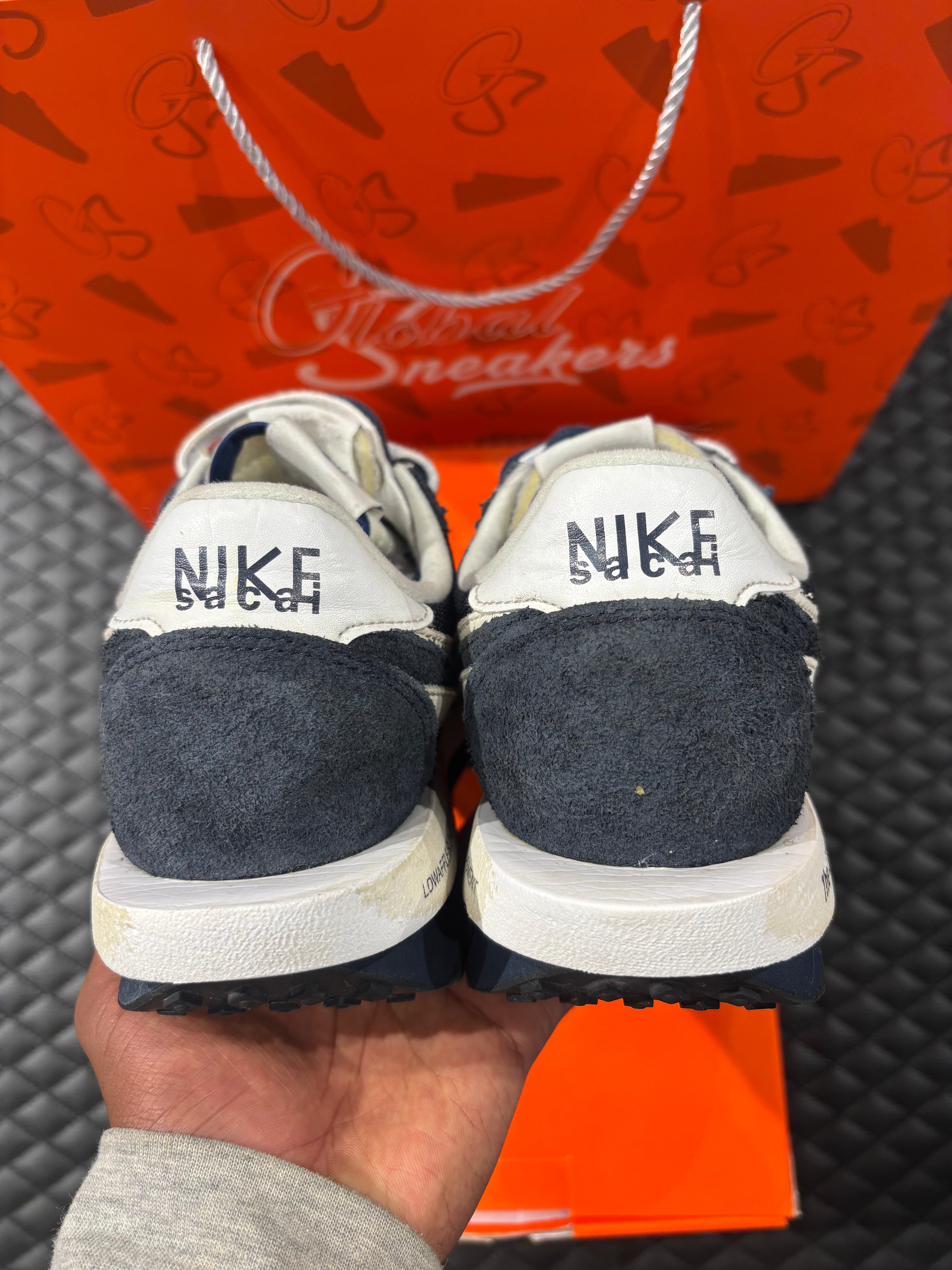 Nike LD Waffle SF Sacai Fragment d’occasion, coloris bleu, matériaux mesh, suede et cuir superposé, sneaker en bon état général.