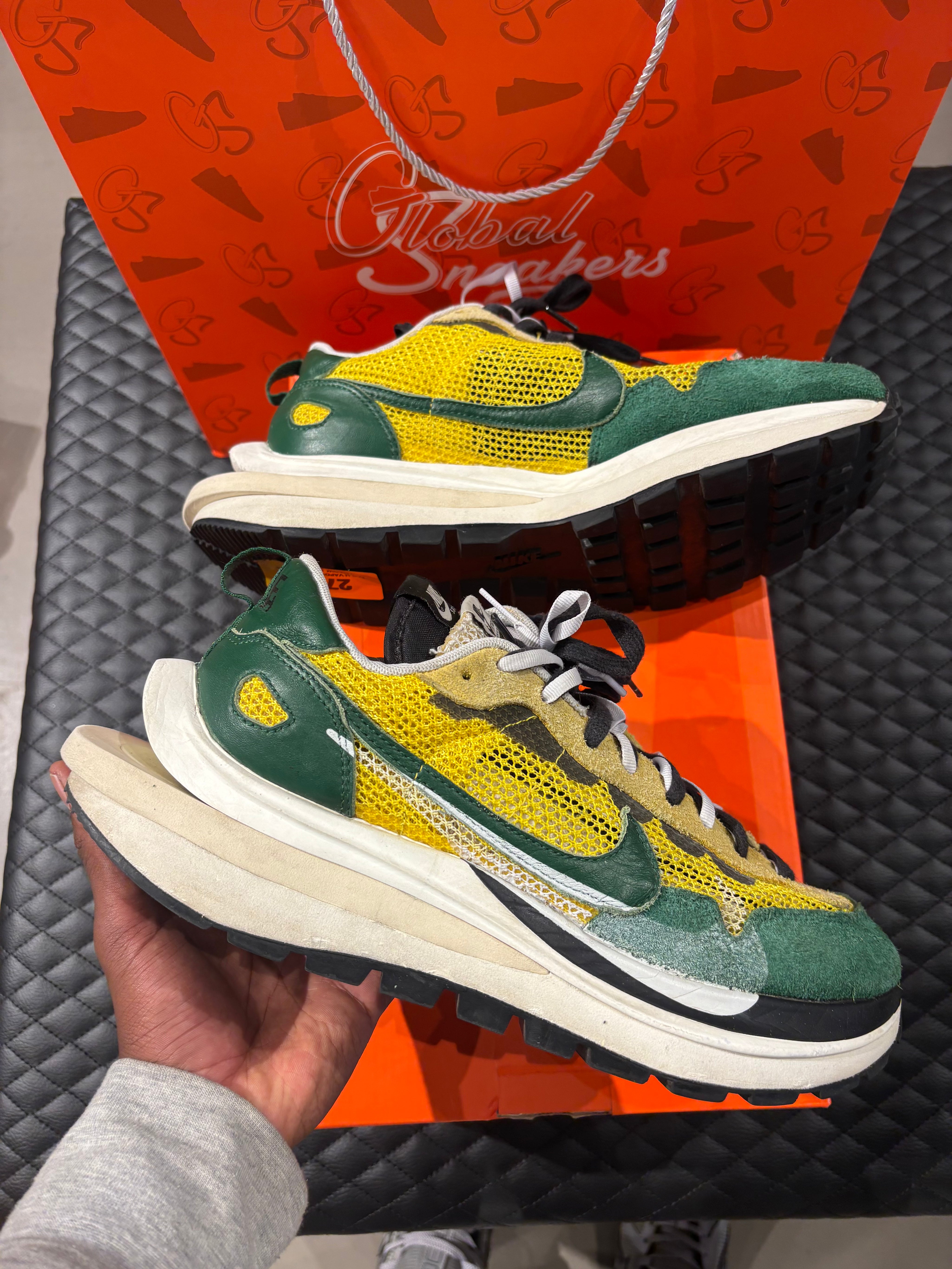 Nike Vaporwaffle Sacai jaune et vert d’occasion en état 7,5/10, matériaux mesh, suede et cuir, sneaker avant-gardiste livrée avec boîte.
