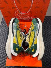 Nike Vaporwaffle Sacai jaune et vert d’occasion en état 7,5/10, matériaux mesh, suede et cuir, sneaker avant-gardiste livrée avec boîte.