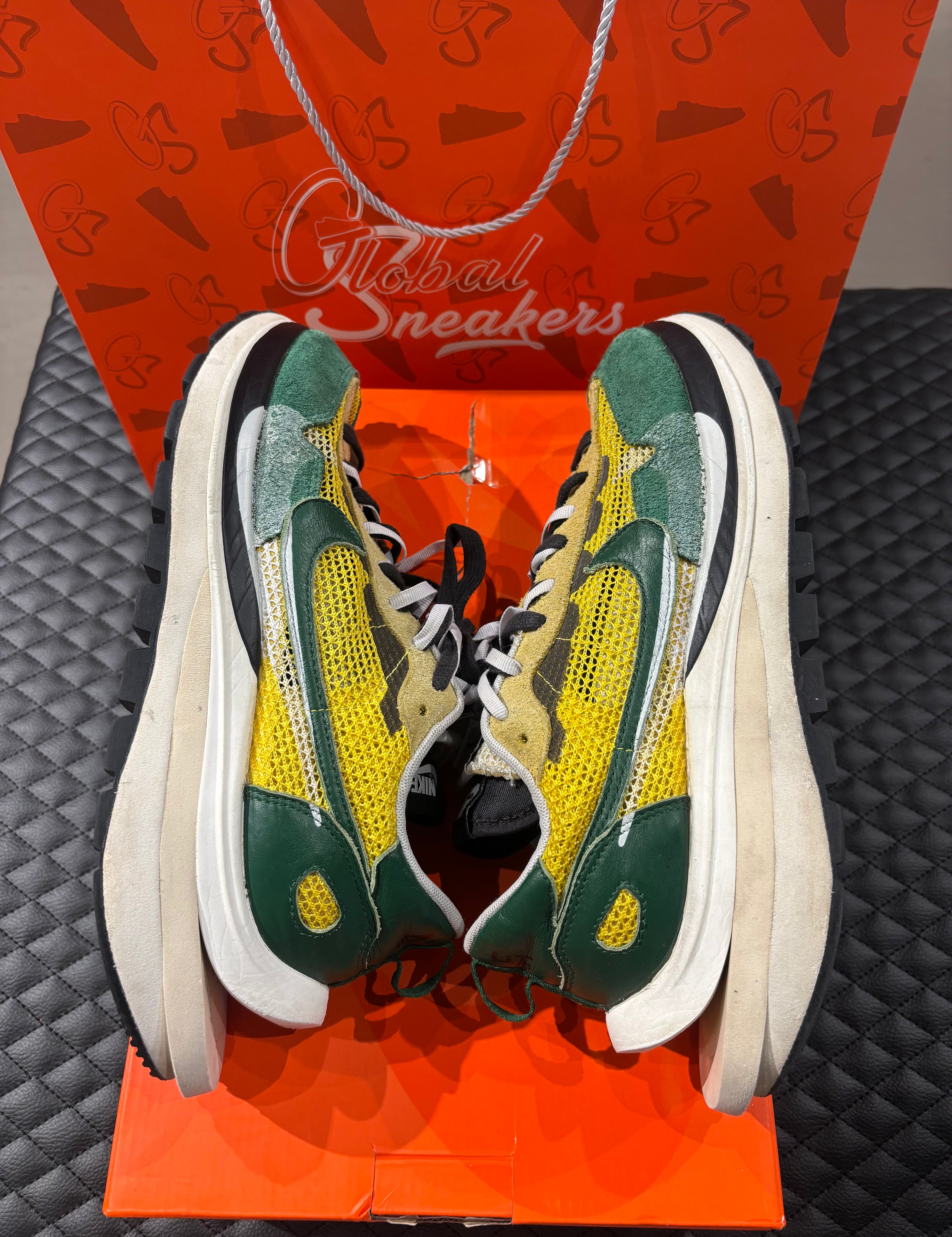 10, matériaux mesh, suede et cuir, sneaker avant-gardiste livrée avec boîte.