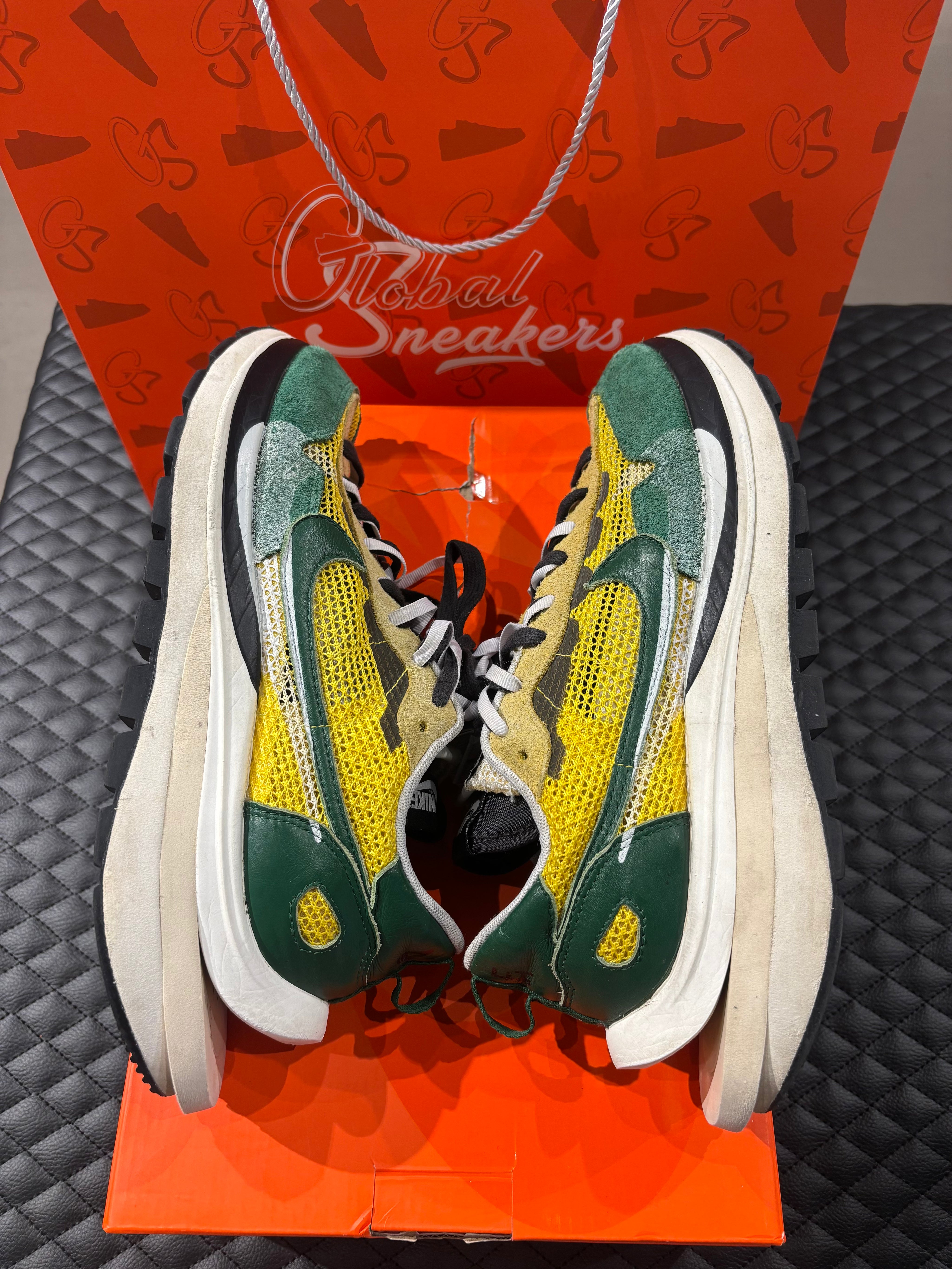 Nike Vaporwaffle Sacai jaune et vert d’occasion en état 7,5/10, matériaux mesh, suede et cuir, sneaker avant-gardiste livrée avec boîte.