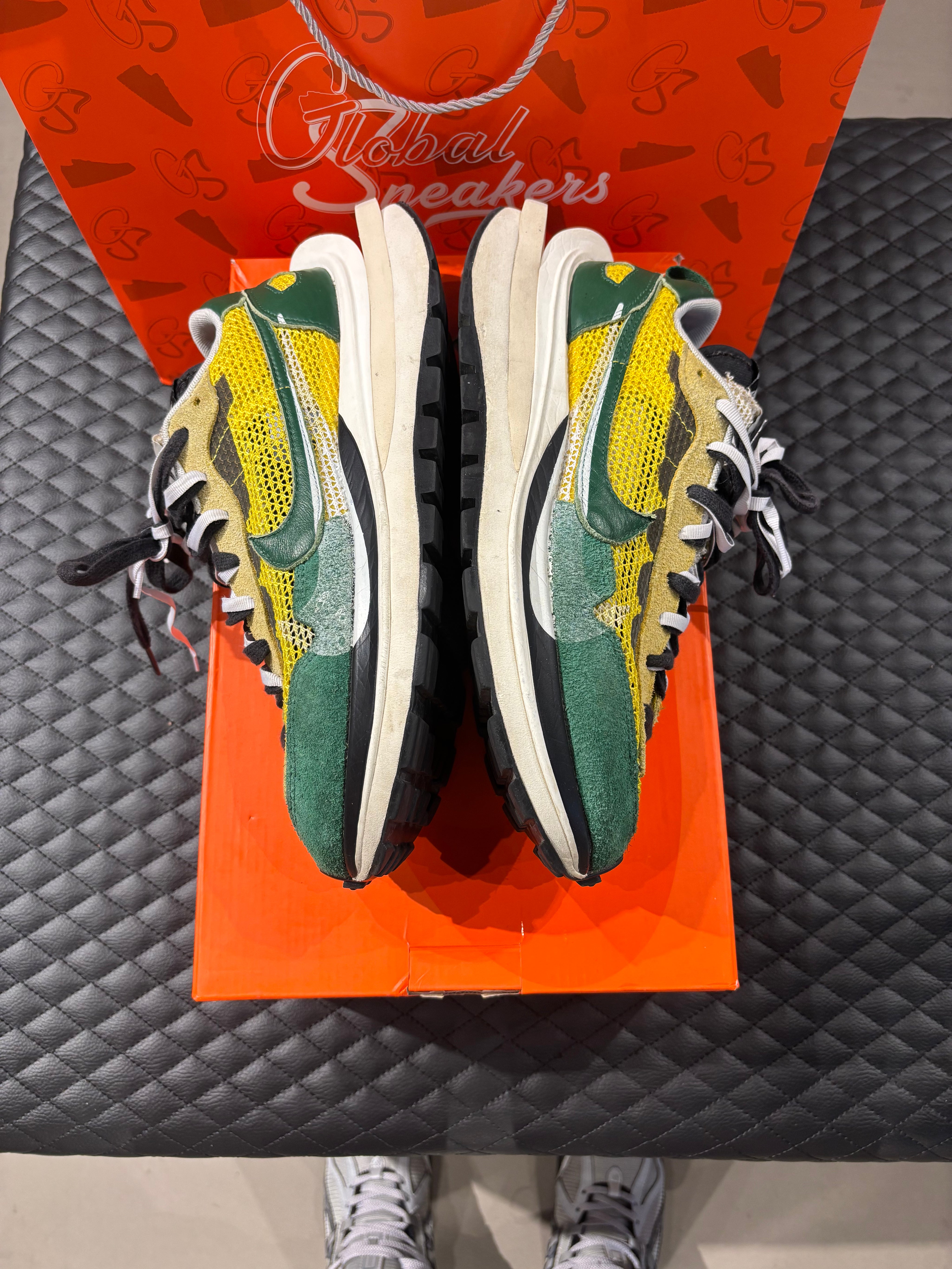 Nike Vaporwaffle Sacai jaune et vert d’occasion en état 7,5/10, matériaux mesh, suede et cuir, sneaker avant-gardiste livrée avec boîte.