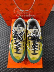 Nike Vaporwaffle Sacai jaune et vert d’occasion en état 7,5/10, matériaux mesh, suede et cuir, sneaker avant-gardiste livrée avec boîte.