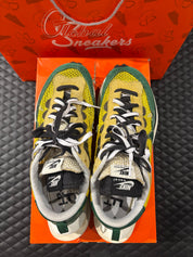 Nike Vaporwaffle Sacai jaune et vert d’occasion en état 7,5/10, matériaux mesh, suede et cuir, sneaker avant-gardiste livrée avec boîte.