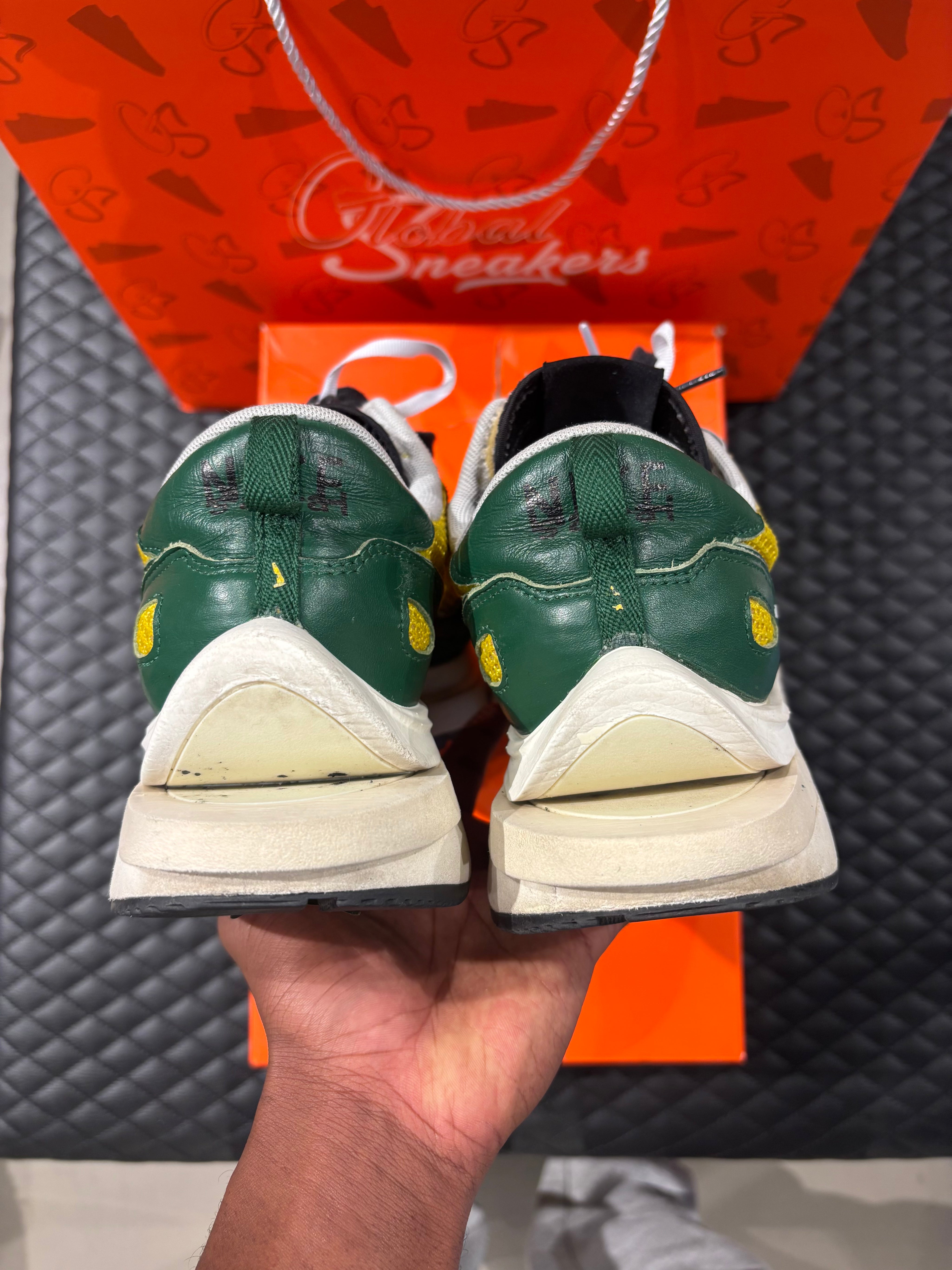 Nike Vaporwaffle Sacai jaune et vert d’occasion en état 7,5/10, matériaux mesh, suede et cuir, sneaker avant-gardiste livrée avec boîte.