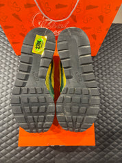 Nike Vaporwaffle Sacai jaune et vert d’occasion en état 7,5/10, matériaux mesh, suede et cuir, sneaker avant-gardiste livrée avec boîte.