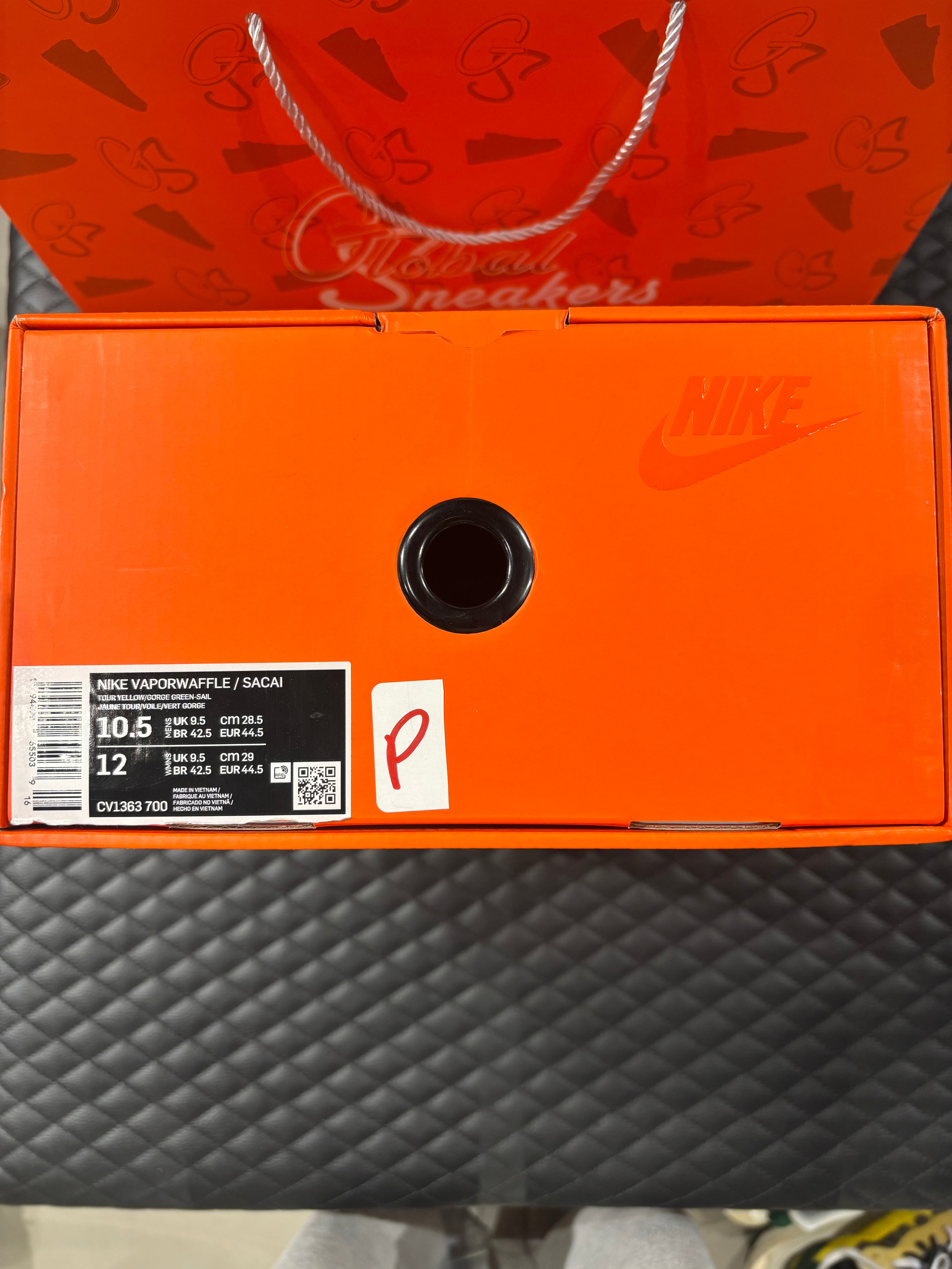 Nike Vaporwaffle Sacai jaune et vert d’occasion en état 7,5/10, matériaux mesh, suede et cuir, sneaker avant-gardiste livrée avec boîte.