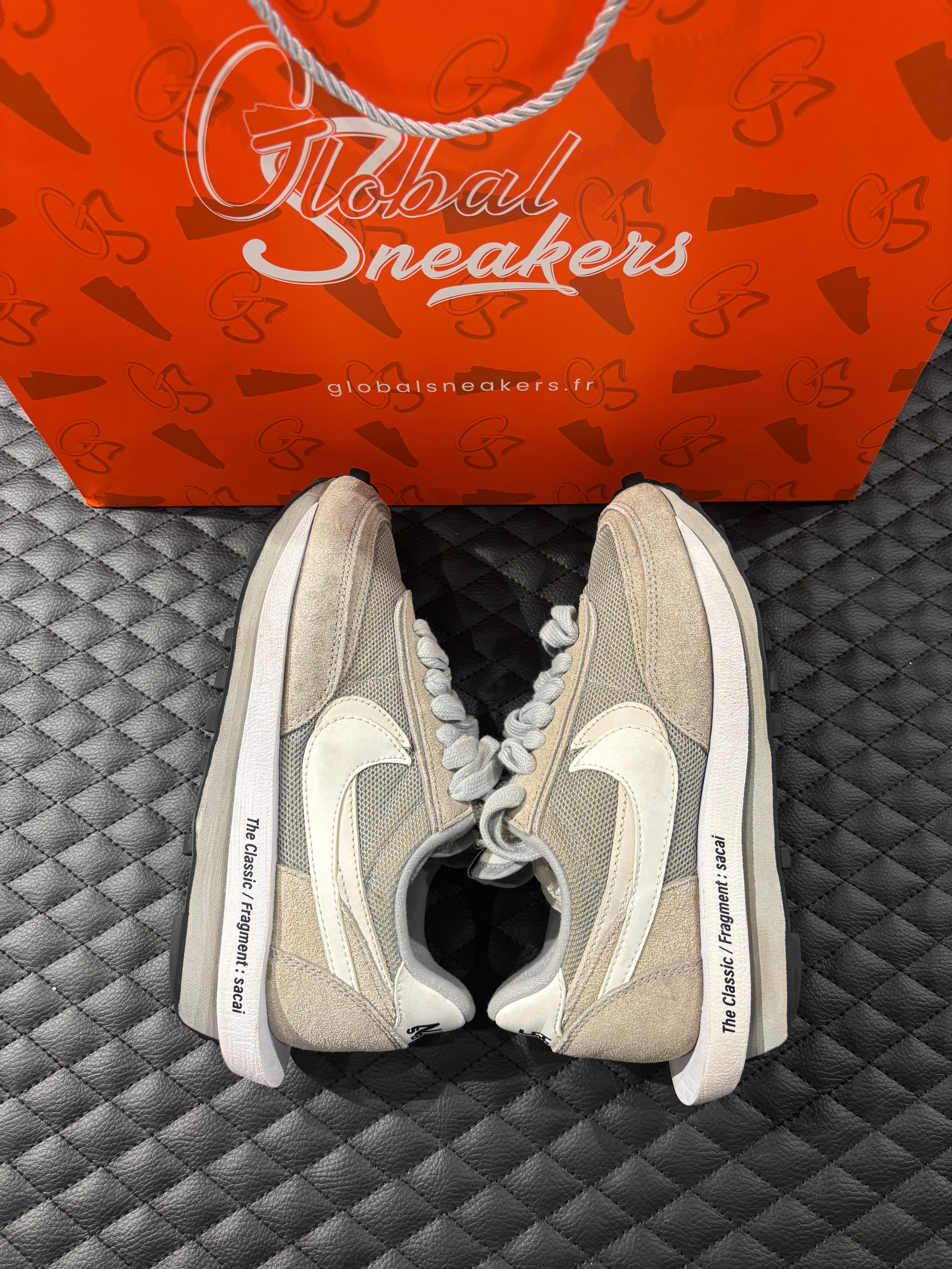 Nike LD Waffle SF Sacai Fragment grise d’occasion en état 8,5/10, mesh, suede et cuir superposé, sneaker sans boîte.