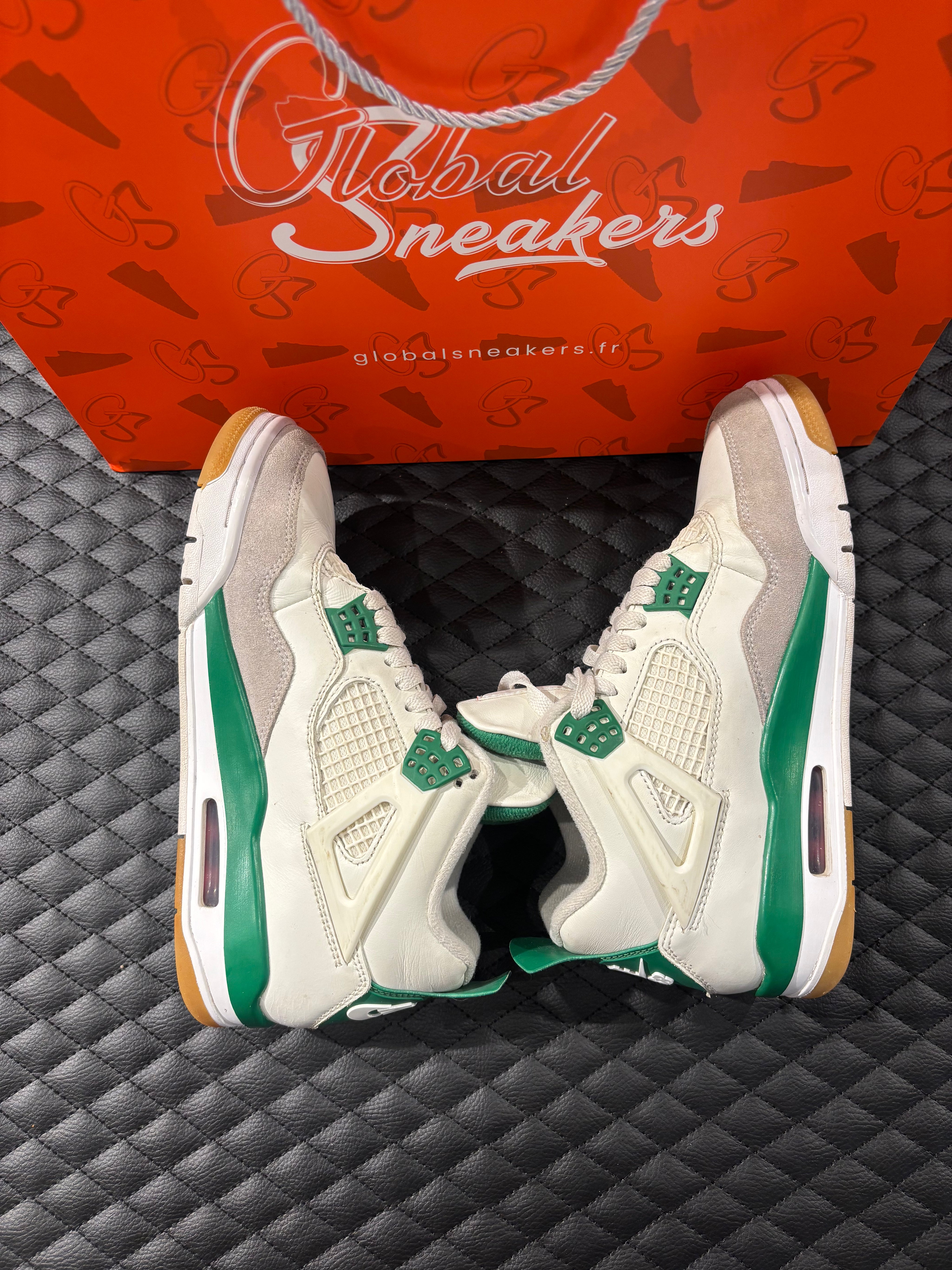 Air Jordan 4 SB Rétro Vert Pin d’occasion en état 8,5/10, suede vert pin, structure renforcée, sneaker sans boîte.