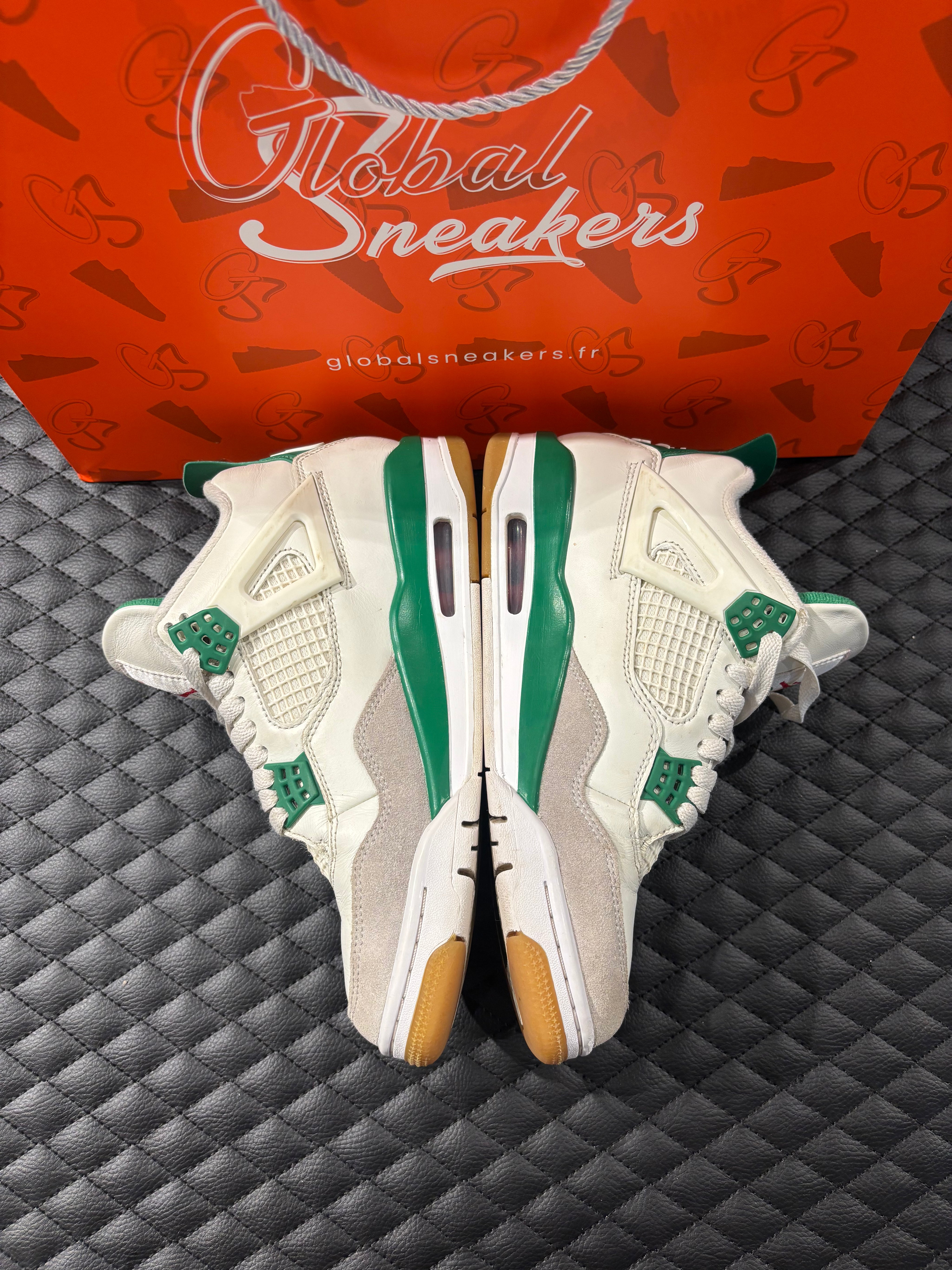 Air Jordan 4 SB Rétro Vert Pin d’occasion en état 8,5/10, suede vert pin, structure renforcée, sneaker sans boîte.