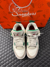 Air Jordan 4 SB Rétro Vert Pin d’occasion en état 8,5/10, suede vert pin, structure renforcée, sneaker sans boîte.