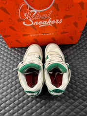 Air Jordan 4 SB Rétro Vert Pin d’occasion en état 8,5/10, suede vert pin, structure renforcée, sneaker sans boîte.