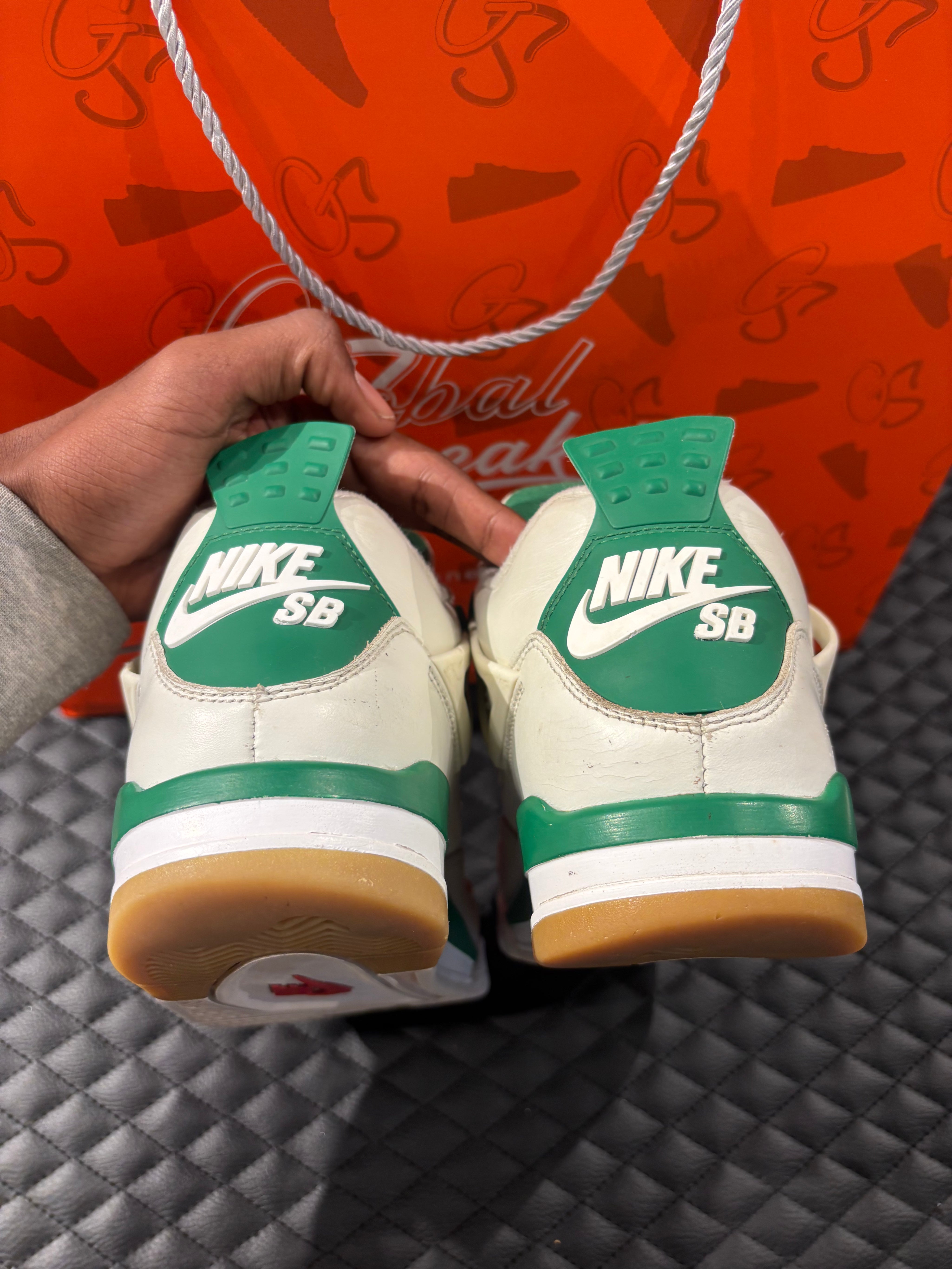 Air Jordan 4 SB Rétro Vert Pin d’occasion en état 8,5/10, suede vert pin, structure renforcée, sneaker sans boîte.