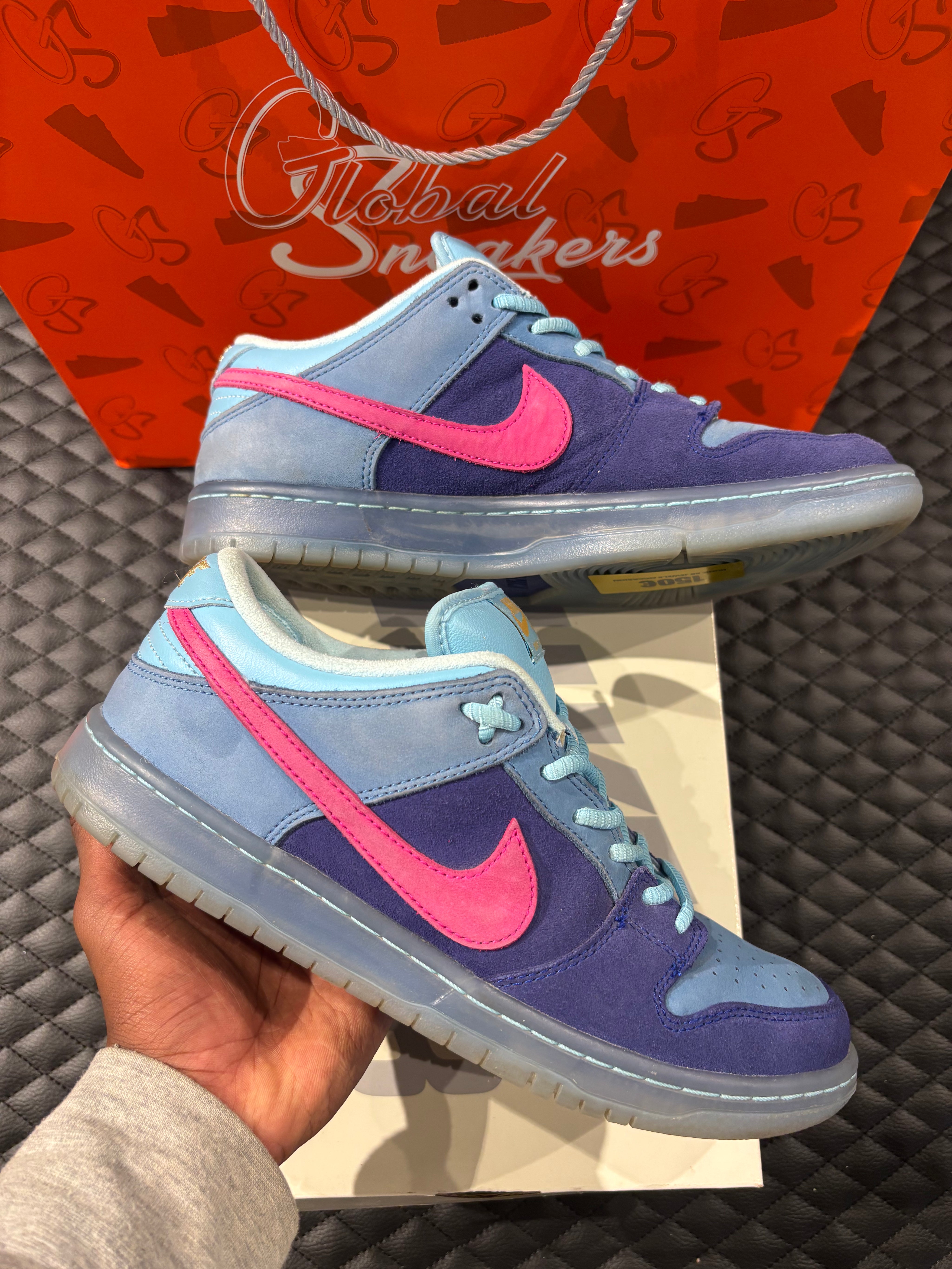 Nike SB Dunk Low Run The Jewels d’occasion en état 8,5/10, suede texturé, coloris signature vibrant, sneaker avec boîte.