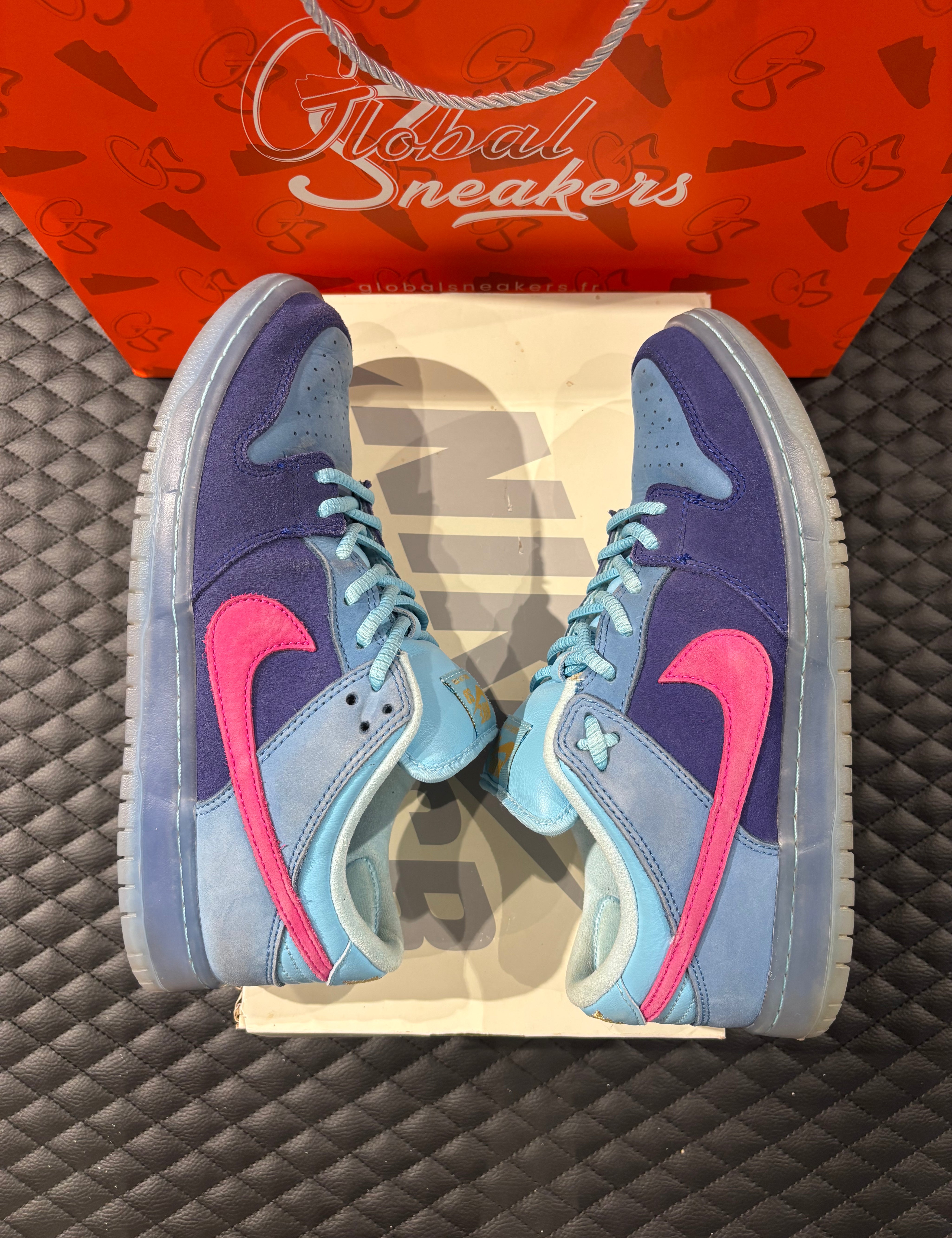 10, suede texturé, coloris signature vibrant, sneaker avec boîte.