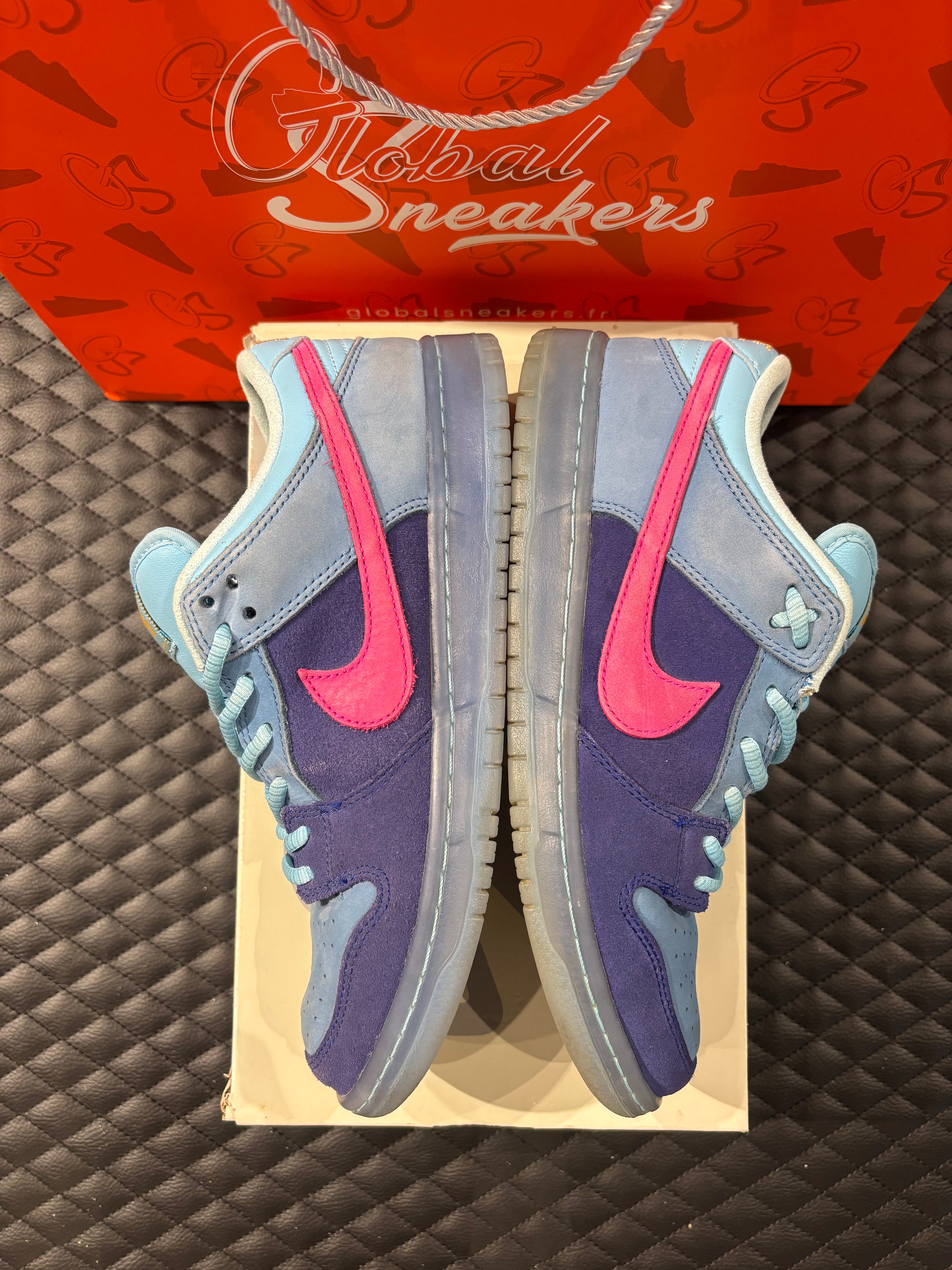 Nike SB Dunk Low Run The Jewels d’occasion en état 8,5/10, suede texturé, coloris signature vibrant, sneaker avec boîte.