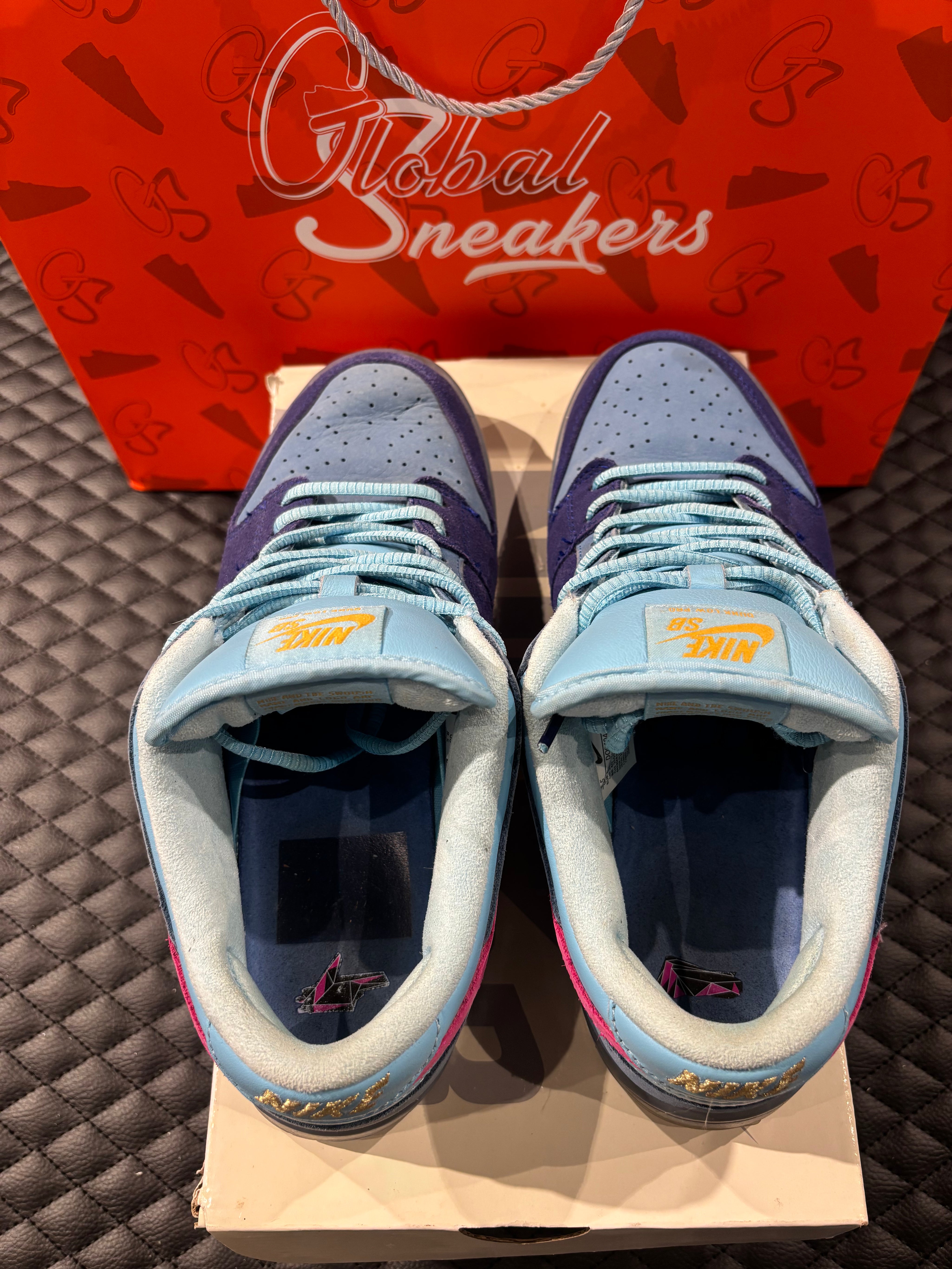 Nike SB Dunk Low Run The Jewels d’occasion en état 8,5/10, suede texturé, coloris signature vibrant, sneaker avec boîte.