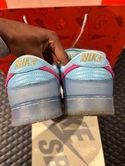 Nike SB Dunk Low Run The Jewels d’occasion en état 8,5/10, suede texturé, coloris signature vibrant, sneaker avec boîte.