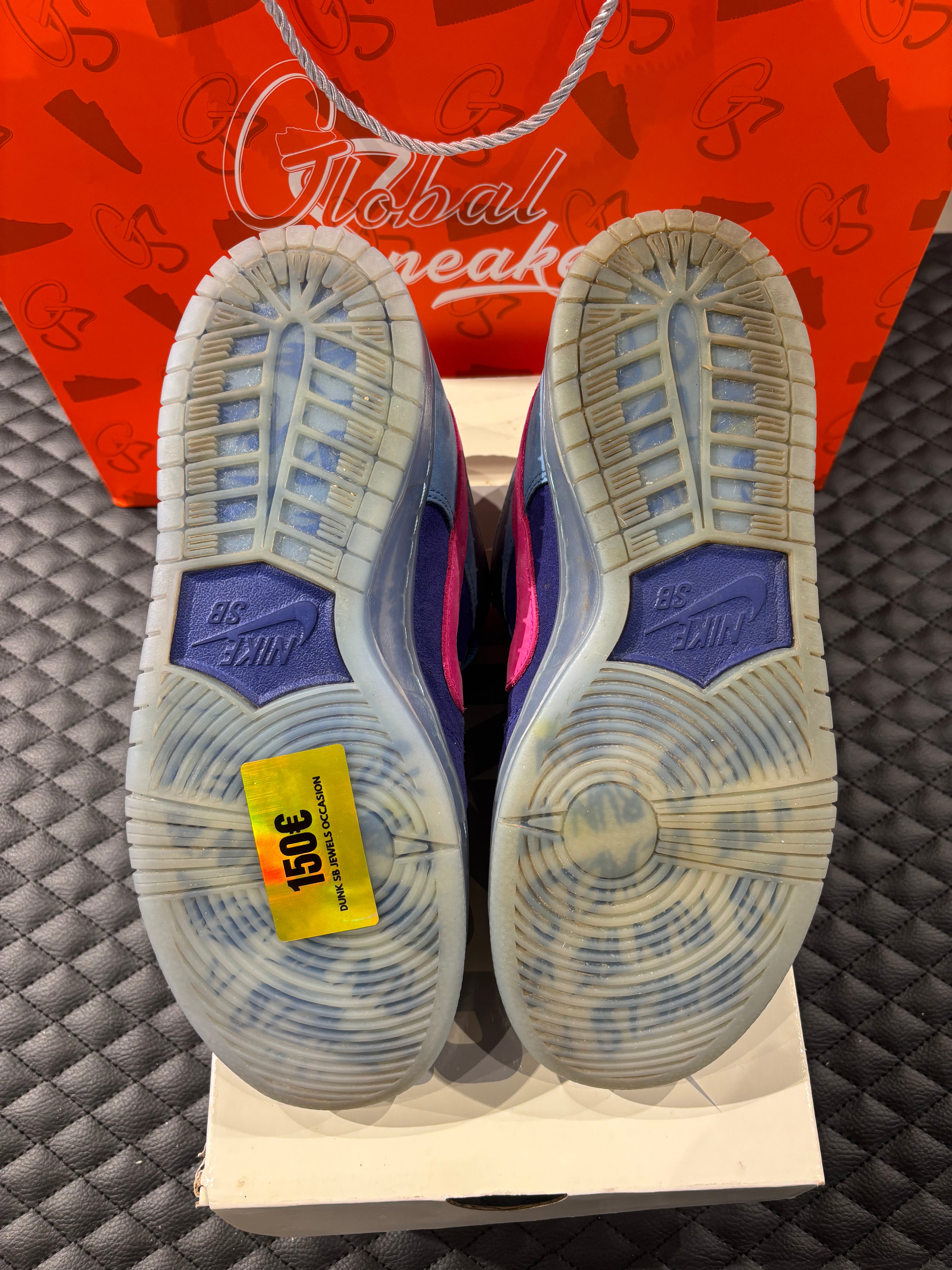 Nike SB Dunk Low Run The Jewels d’occasion en état 8,5/10, suede texturé, coloris signature vibrant, sneaker avec boîte.