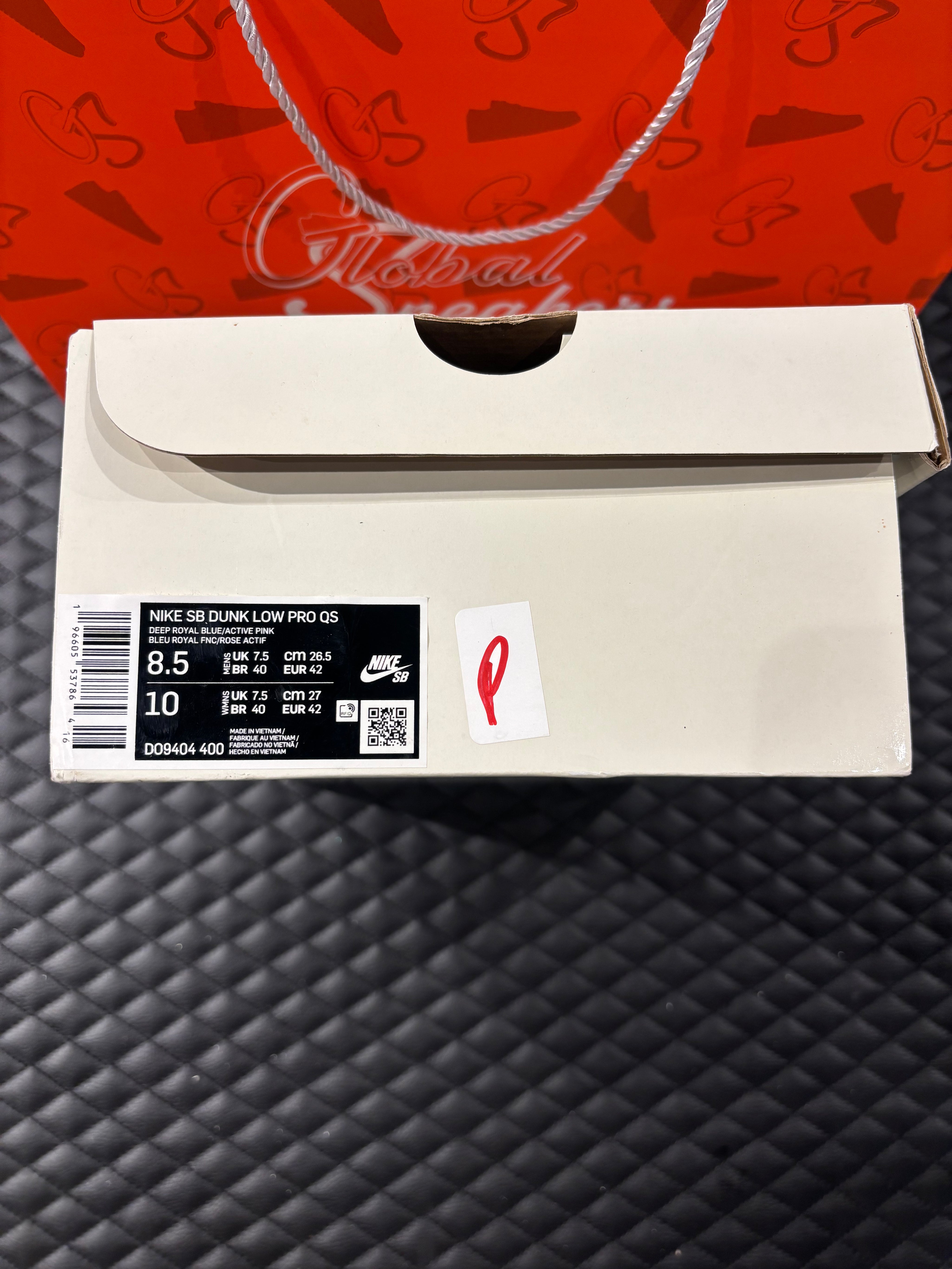 Nike SB Dunk Low Run The Jewels d’occasion en état 8,5/10, suede texturé, coloris signature vibrant, sneaker avec boîte.