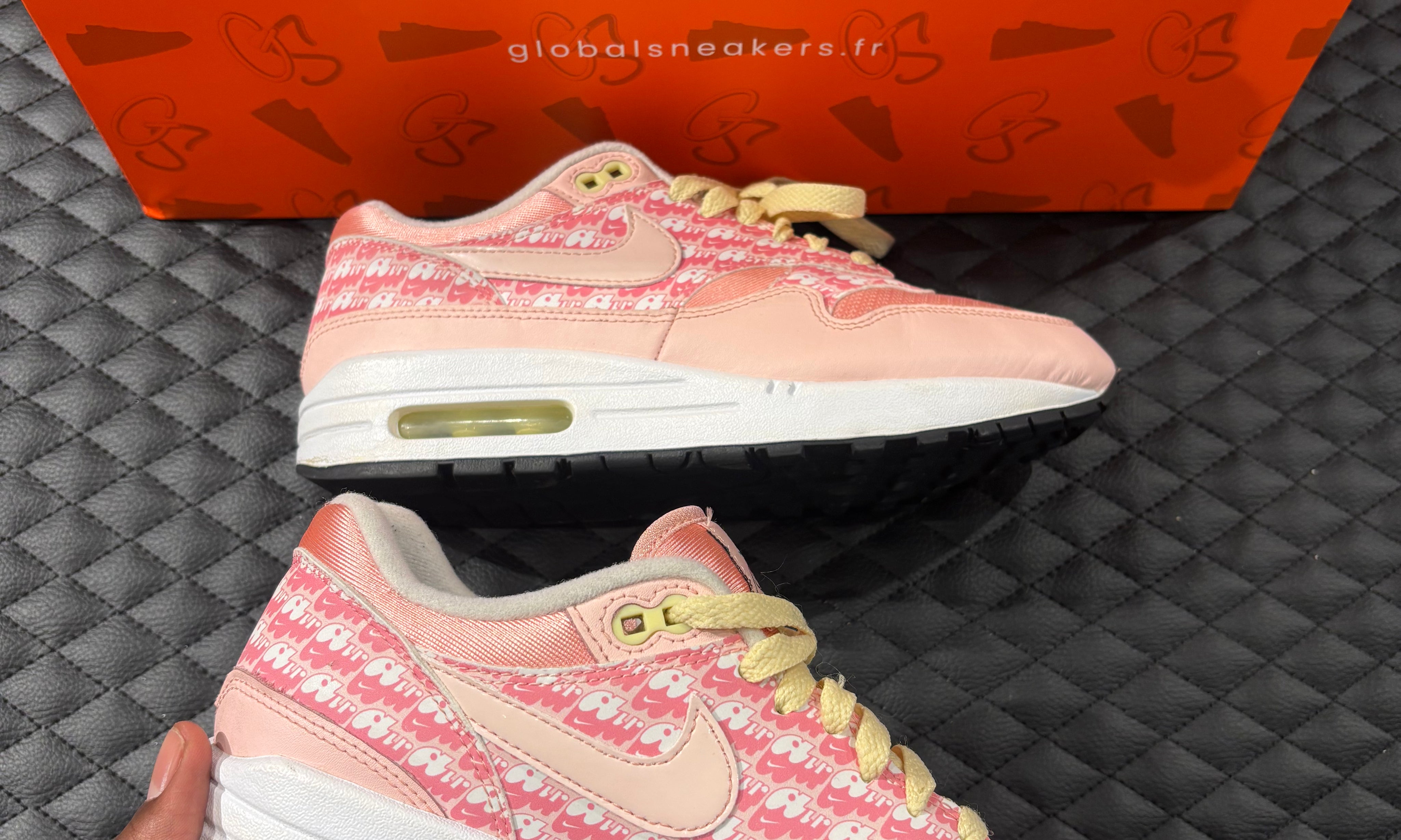 10, mesh rose, suede pastel, détails fruités, sneaker sans boîte.