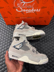 Jordan 4 Rétro Frozen Moments femme d’occasion en état 8,5/10, cuir gris perlé, détails texturés, sneaker sans boîte.