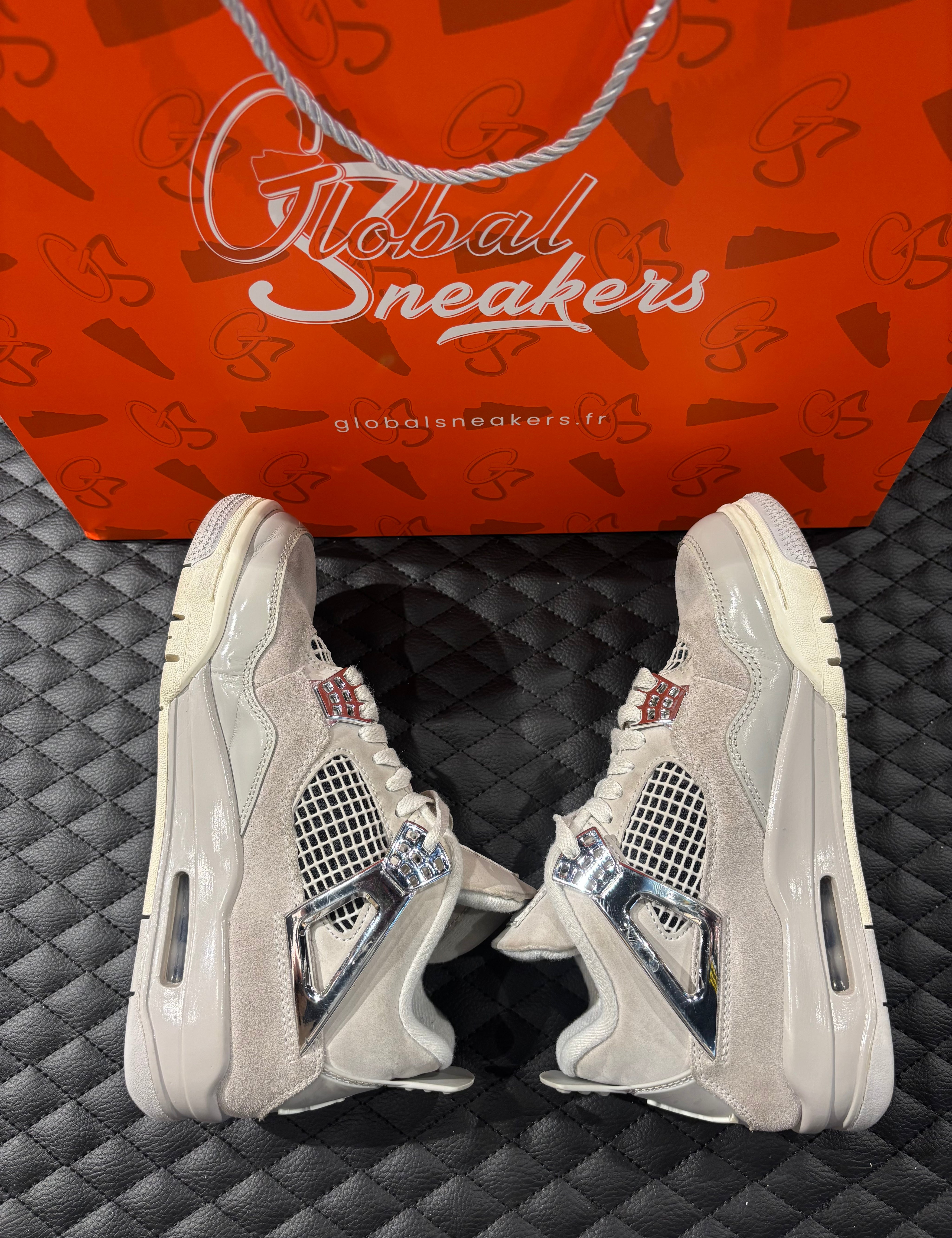 10, cuir gris perlé, détails texturés, sneaker sans boîte.