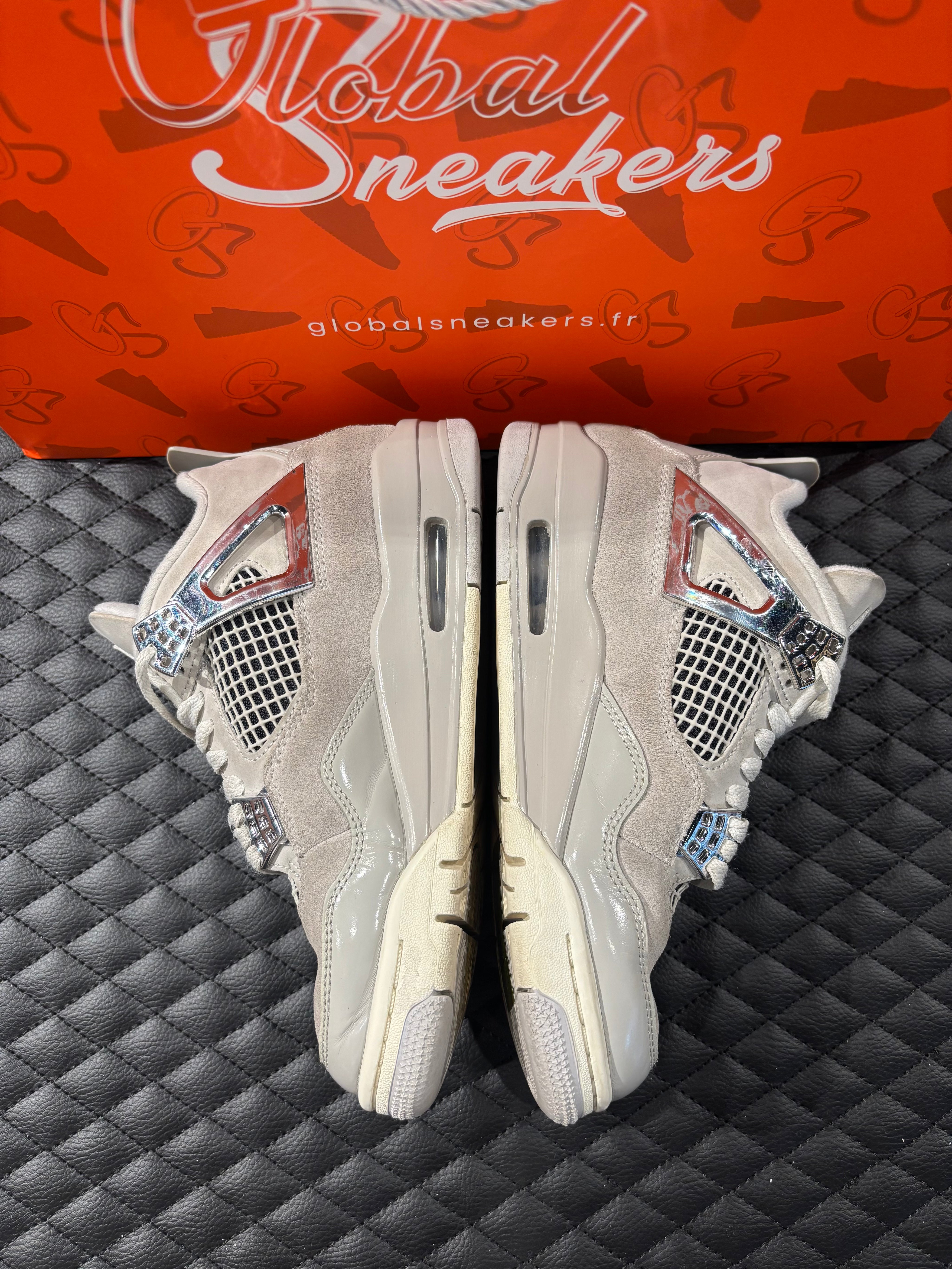Jordan 4 Rétro Frozen Moments femme d’occasion en état 8,5/10, cuir gris perlé, détails texturés, sneaker sans boîte.