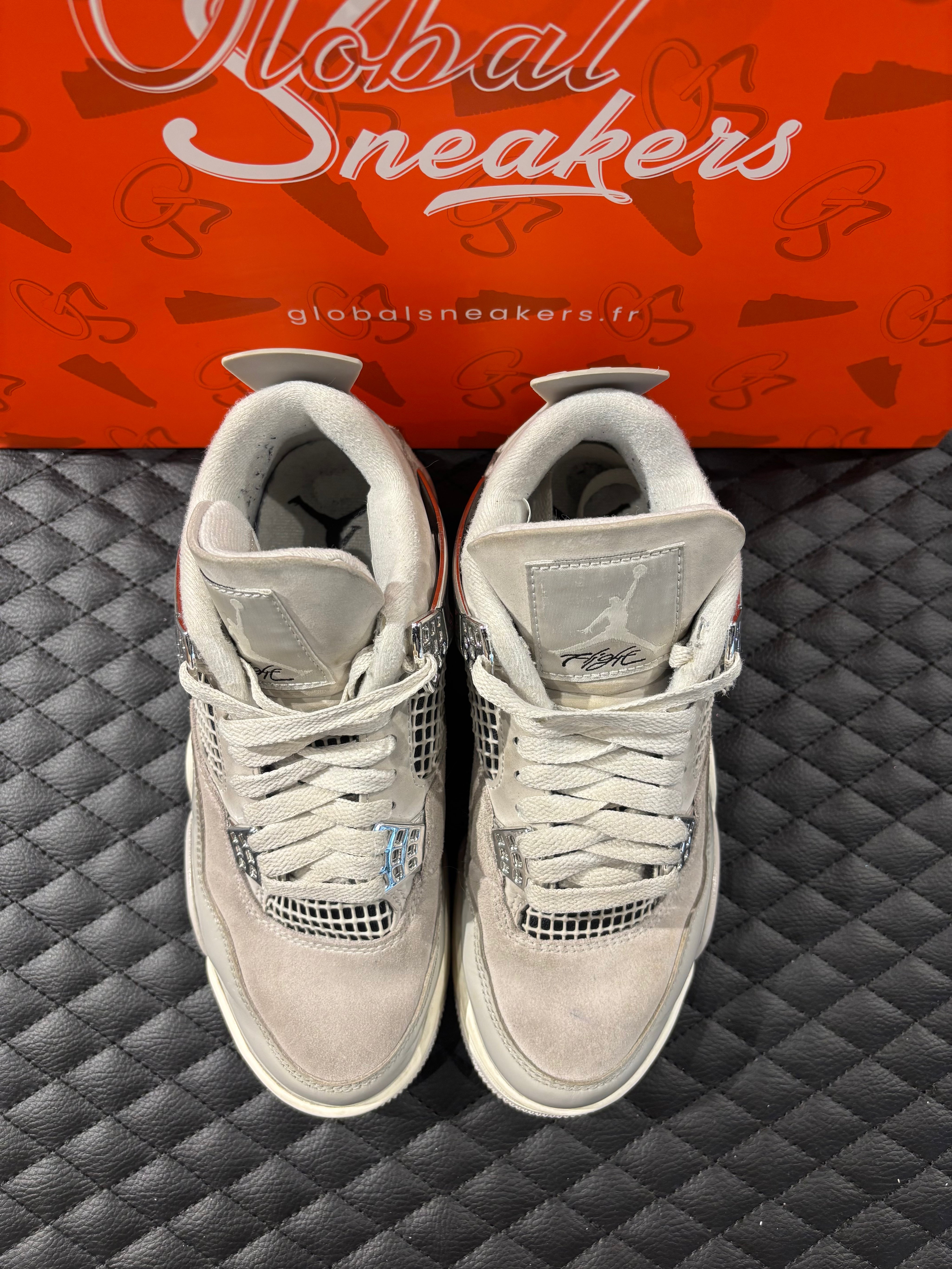 Jordan 4 Rétro Frozen Moments femme d’occasion en état 8,5/10, cuir gris perlé, détails texturés, sneaker sans boîte.