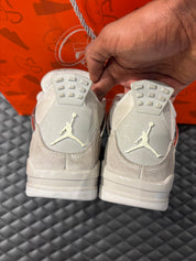 Jordan 4 Rétro Frozen Moments femme d’occasion en état 8,5/10, cuir gris perlé, détails texturés, sneaker sans boîte.