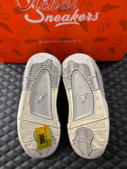 Jordan 4 Rétro Frozen Moments femme d’occasion en état 8,5/10, cuir gris perlé, détails texturés, sneaker sans boîte.