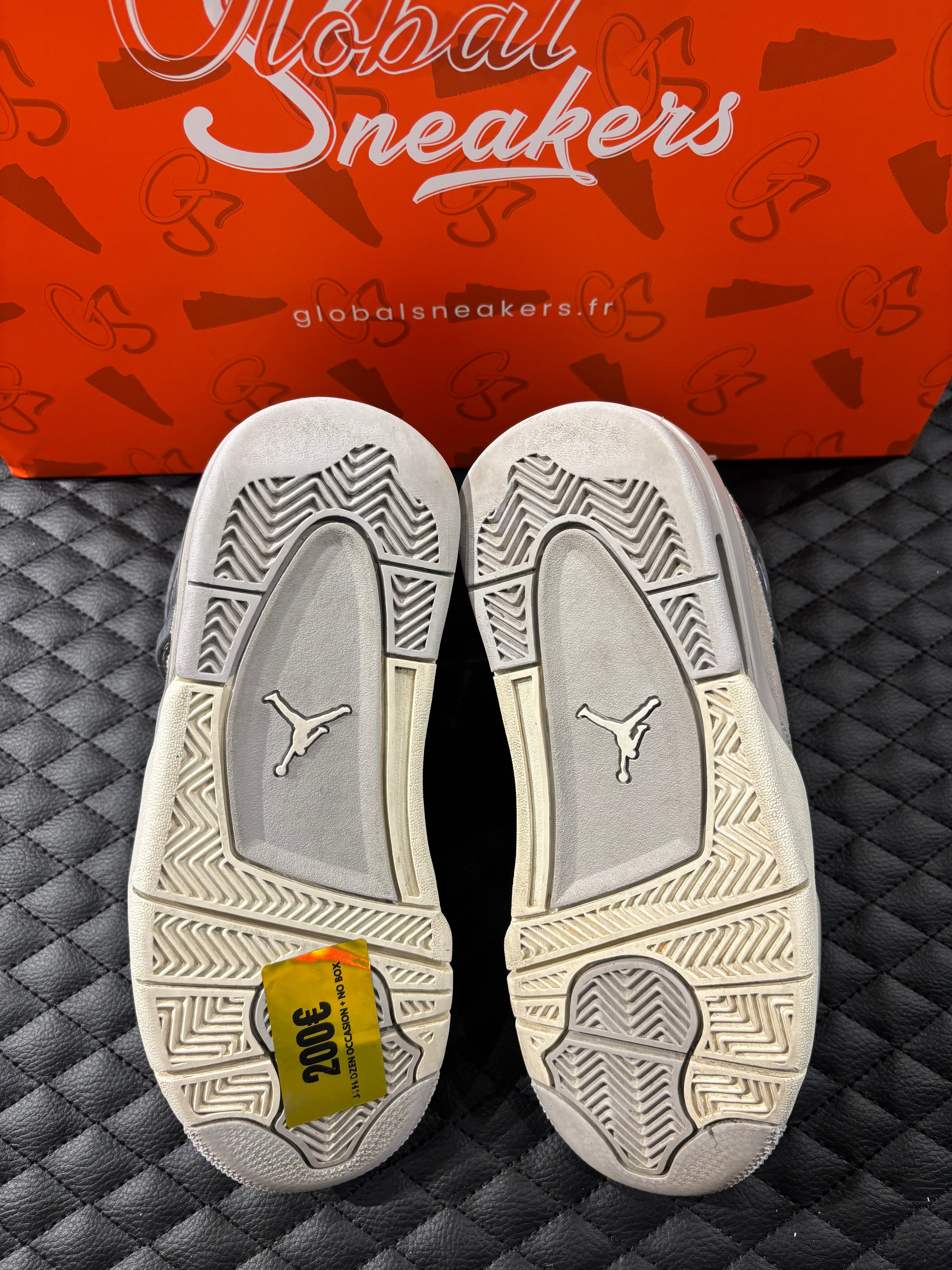 Jordan 4 Rétro Frozen Moments femme d’occasion en état 8,5/10, cuir gris perlé, détails texturés, sneaker sans boîte.