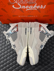 Jordan 4 Rétro Frozen Moments femme d’occasion en état 8,5/10, cuir gris perlé, détails texturés, sneaker sans boîte.