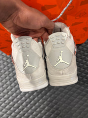 Jordan 4 Rétro Frozen Moments femme d’occasion en état 8,5/10, cuir gris perlé, détails texturés, sneaker sans boîte.